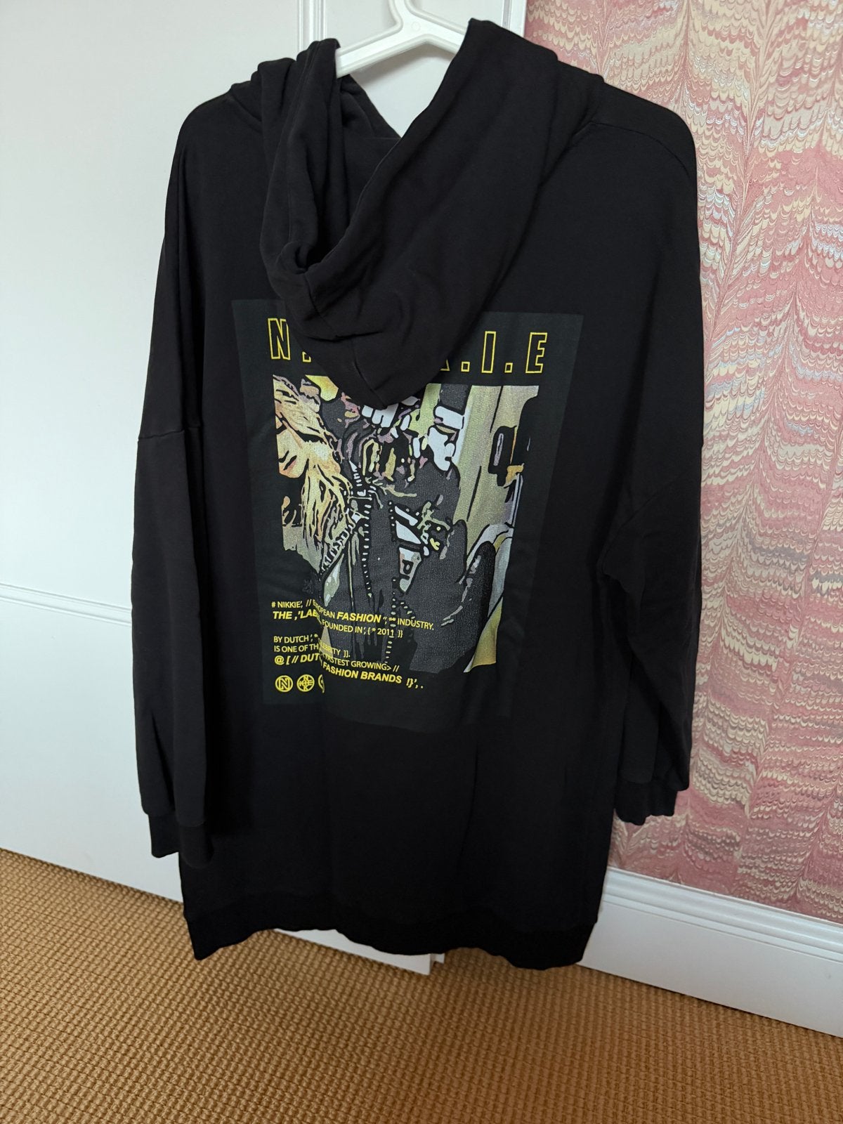 Nikkie hoodie jurk zwart met print - Maat 34 (XS), Zwart, Ophalen of Verzenden, Maat 34 (XS) of kleiner, Gedragen