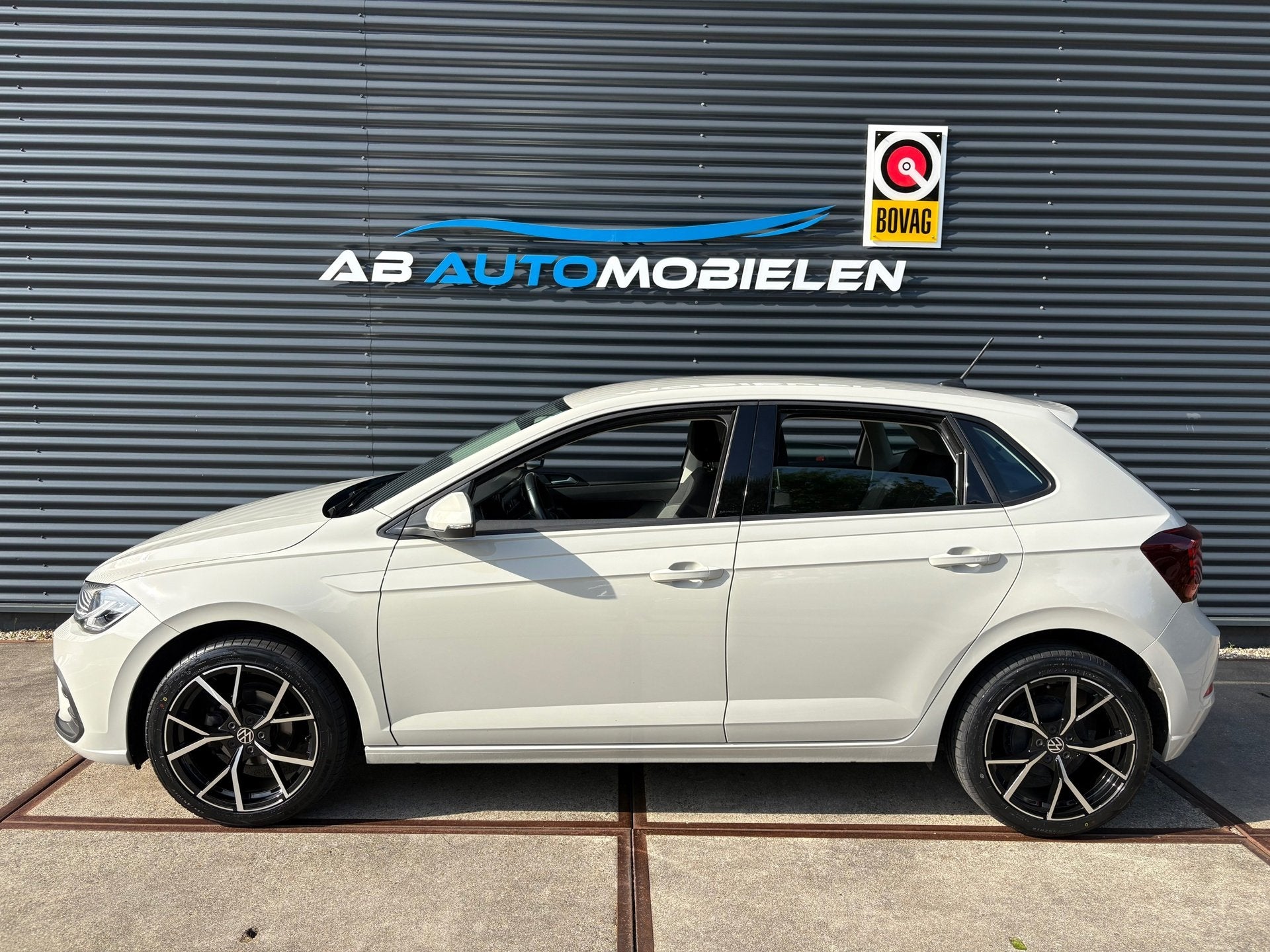 Volkswagen Polo 1.0 TSI Life ASCOT GREY/ CARPLAY/ PARKEERSEN, Voorwielaandrijving, Dealer onderhouden, Gebruikt, Euro 6
