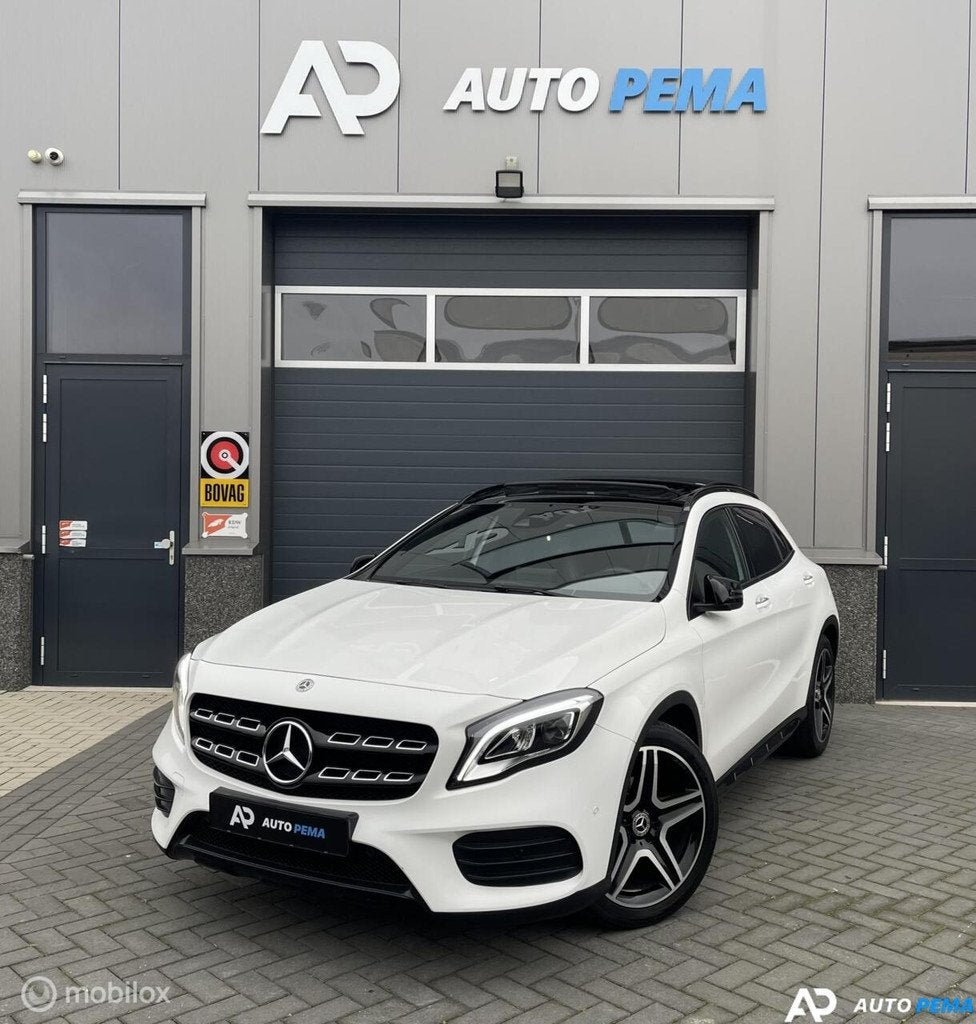 Mercedes-Benz GLA-Klasse 180 AMG Line Pano Camera, Auto's, Mercedes-Benz, Gebruikt, Zwart, 4 cilinders, Leder en Stof