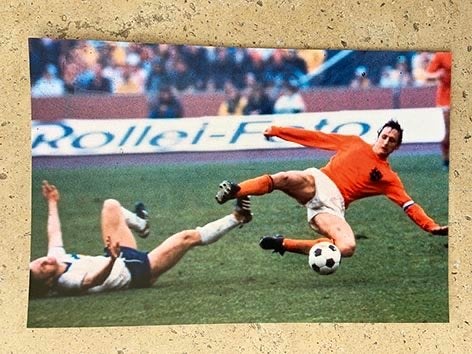 Kleurenfoto 20x30 cm Johan Cruijff Nederland-DDR 13-9-1967, Verzamelen, Verzenden, Nieuw, Ajax, Poster, Plaatje of Sticker
