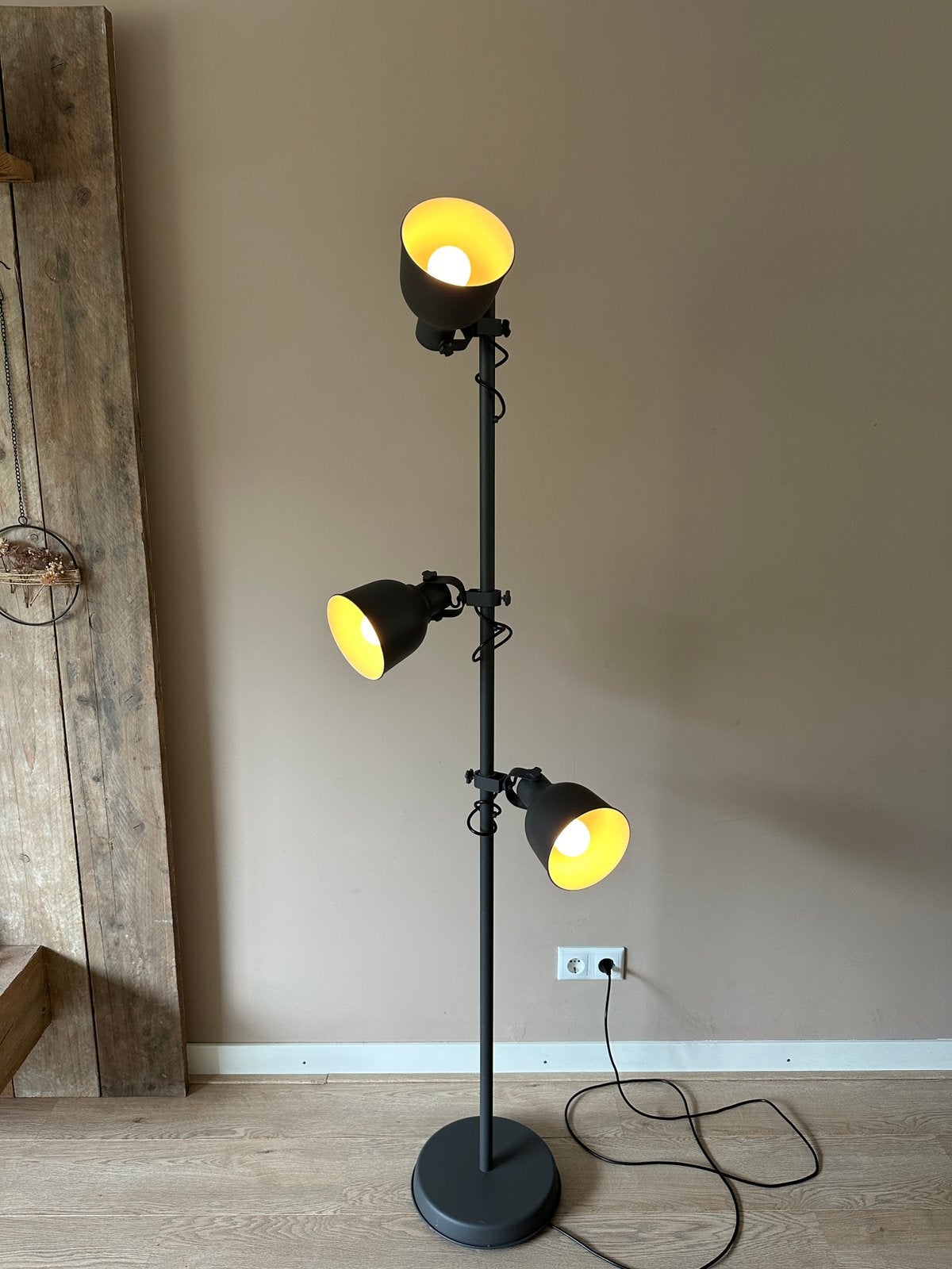 HEKTAR vloerlamp + gratis  3 dimbare spots én gratis dimmer, Ophalen, Zo goed als nieuw, E27 (groot), 150 tot 200 cm
