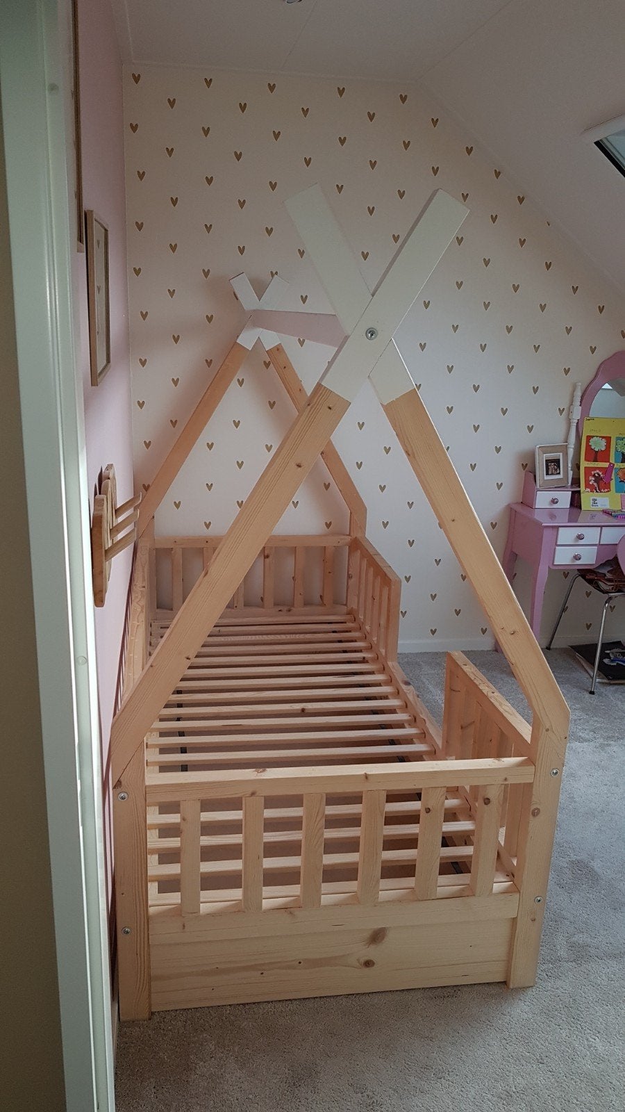Tipibed huisjesbed blank hout met lade en lattenbodem, Kinderen en Baby's, Ophalen, 85 tot 100 cm, Zo goed als nieuw, Lattenbodem