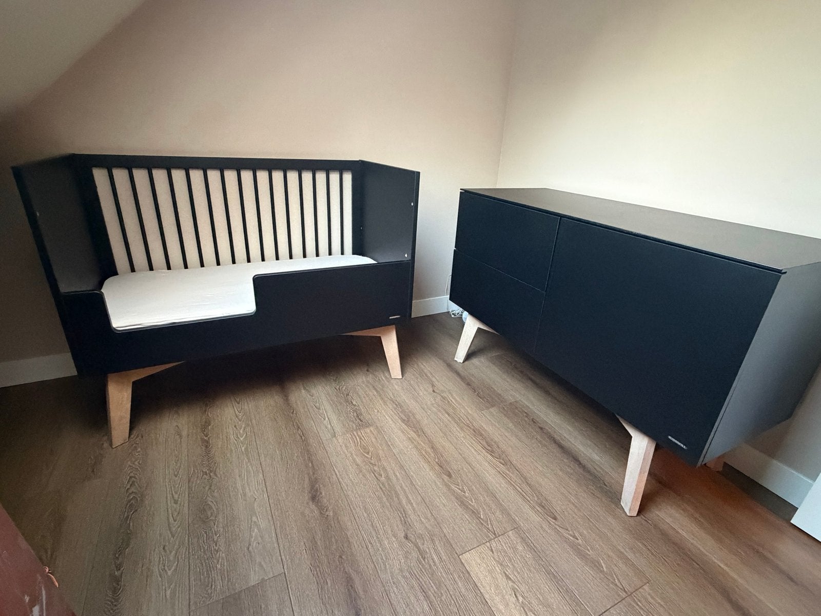 Kidsmill Sixties Babykamer Zwart/Eiken - Ledikant + Commode, Ophalen, Gebruikt, 70 tot 85 cm, Lattenbodem