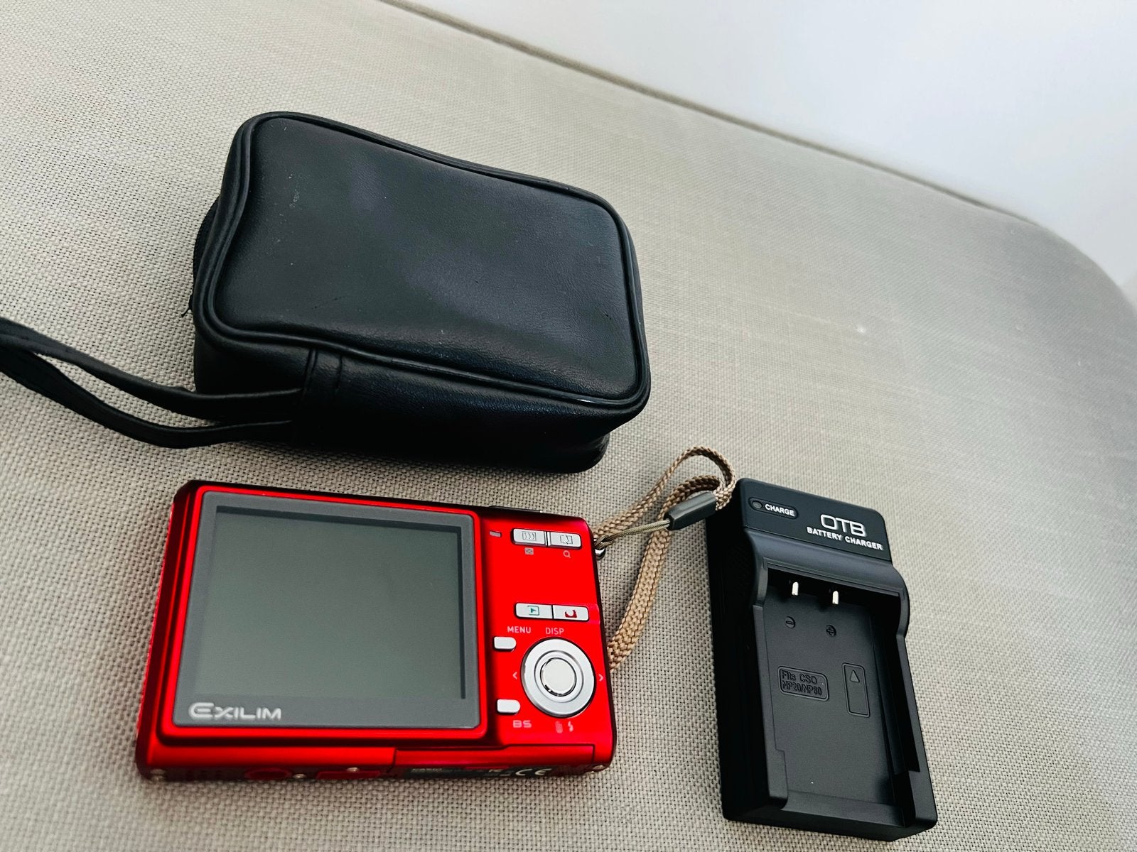 Casio Exilim EX-Z60 Compactcamera Rood met Oplader, Ingebouwde flitser, Casio, Gebruikt, Oplader