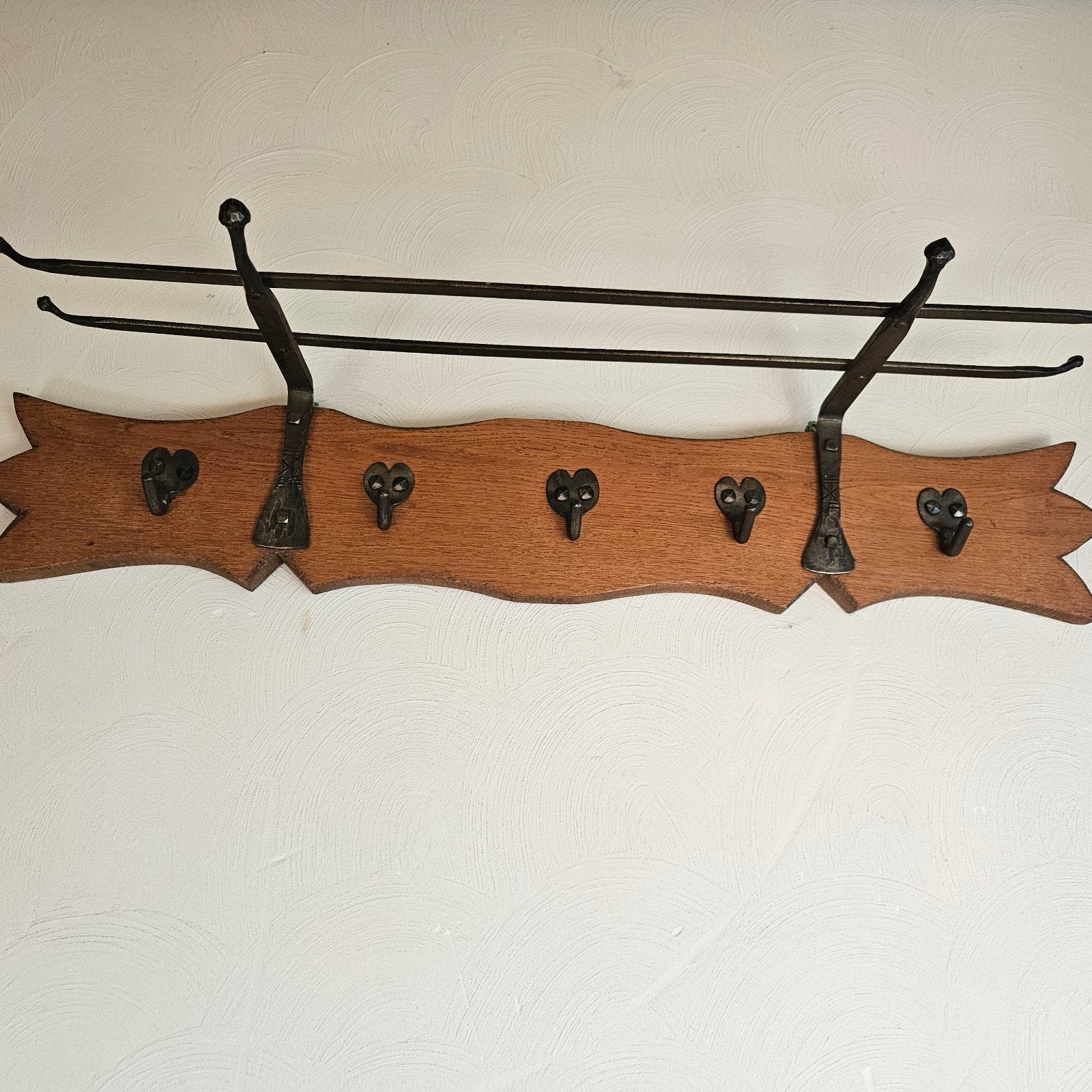 Vintage houten wandkapstok met smeedijzeren haken, Gebruikt, Minder dan 100 cm, Hout, Ophalen