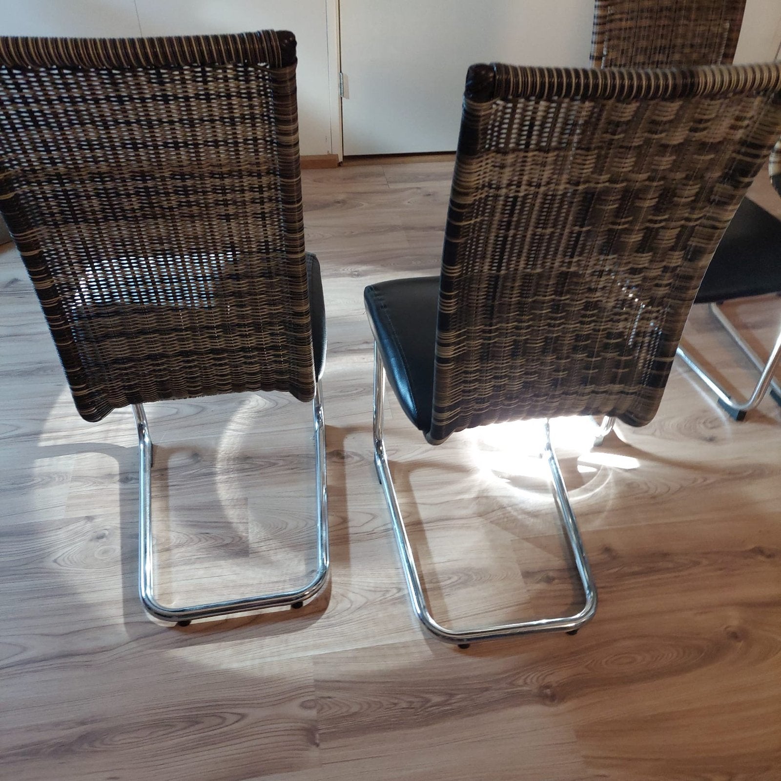 4 rieten stoelen met zwart zitvlak - Emmen, Huis en Inrichting, Stoelen, Ophalen, Gebruikt, Bruin, Riet of Rotan