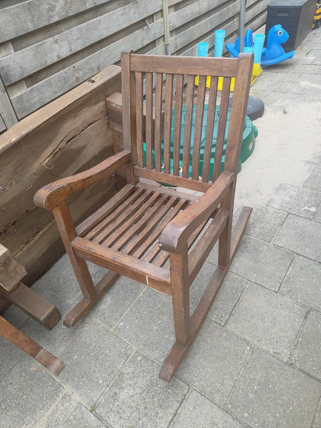 2 teakhouten Schommelstoelen met Donkere Beits - Zeer Goede, Ophalen