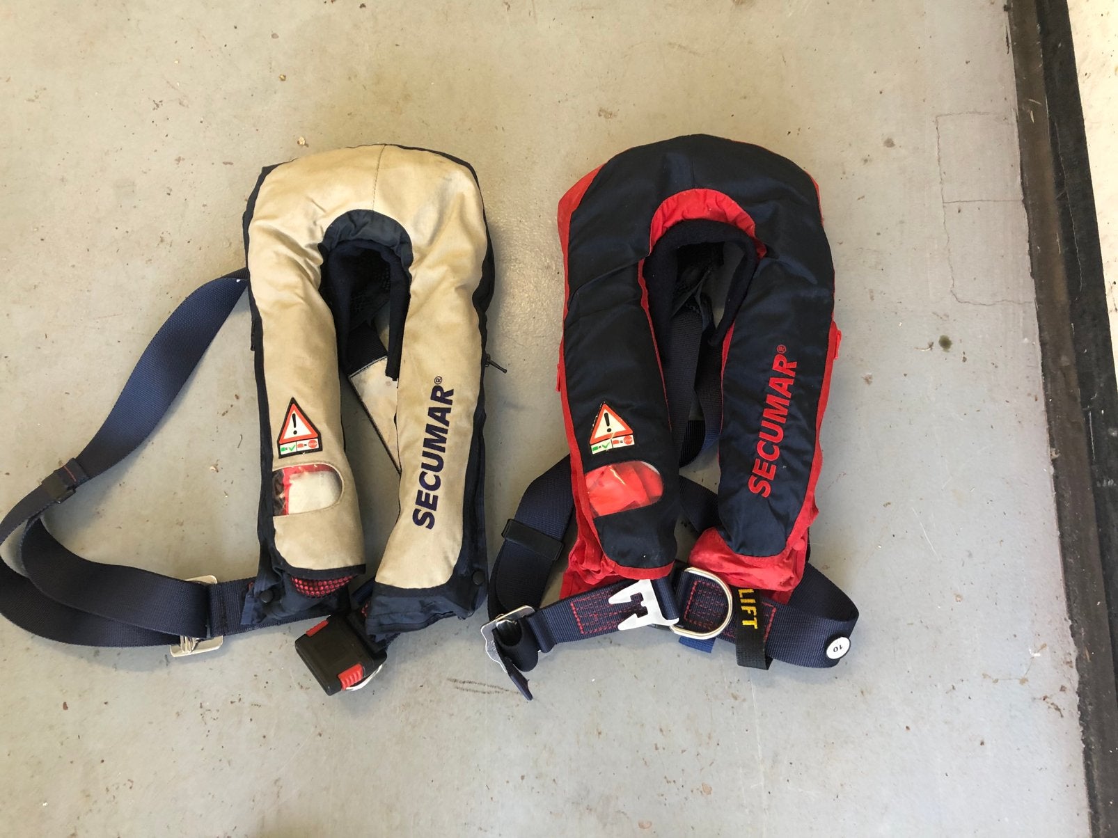 Twee Secumar 275N zelfopblazende zwemvesten, Watersport en Boten, Ophalen of Verzenden, Gebruikt, Dame of Heer, Reddingsvest of Zwemvest