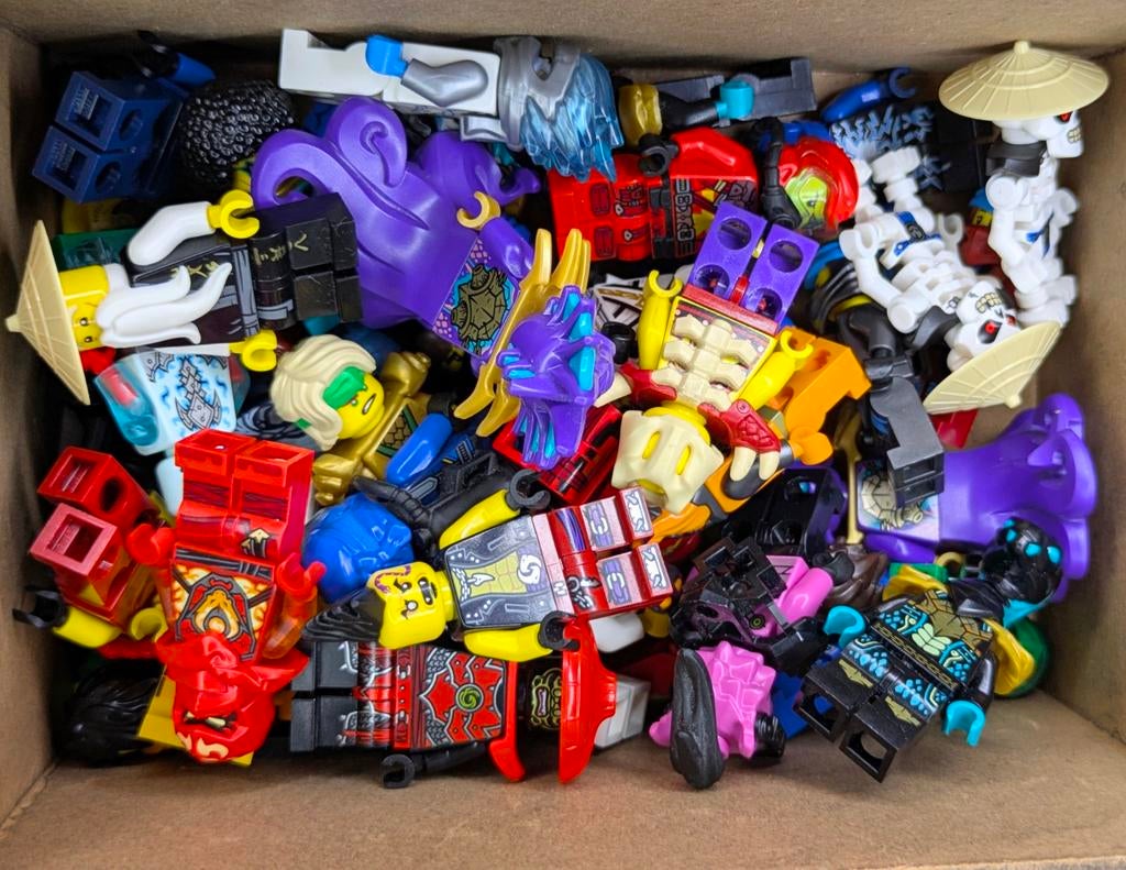 Bak met 45 Lego Ninjago figuren, Verzenden