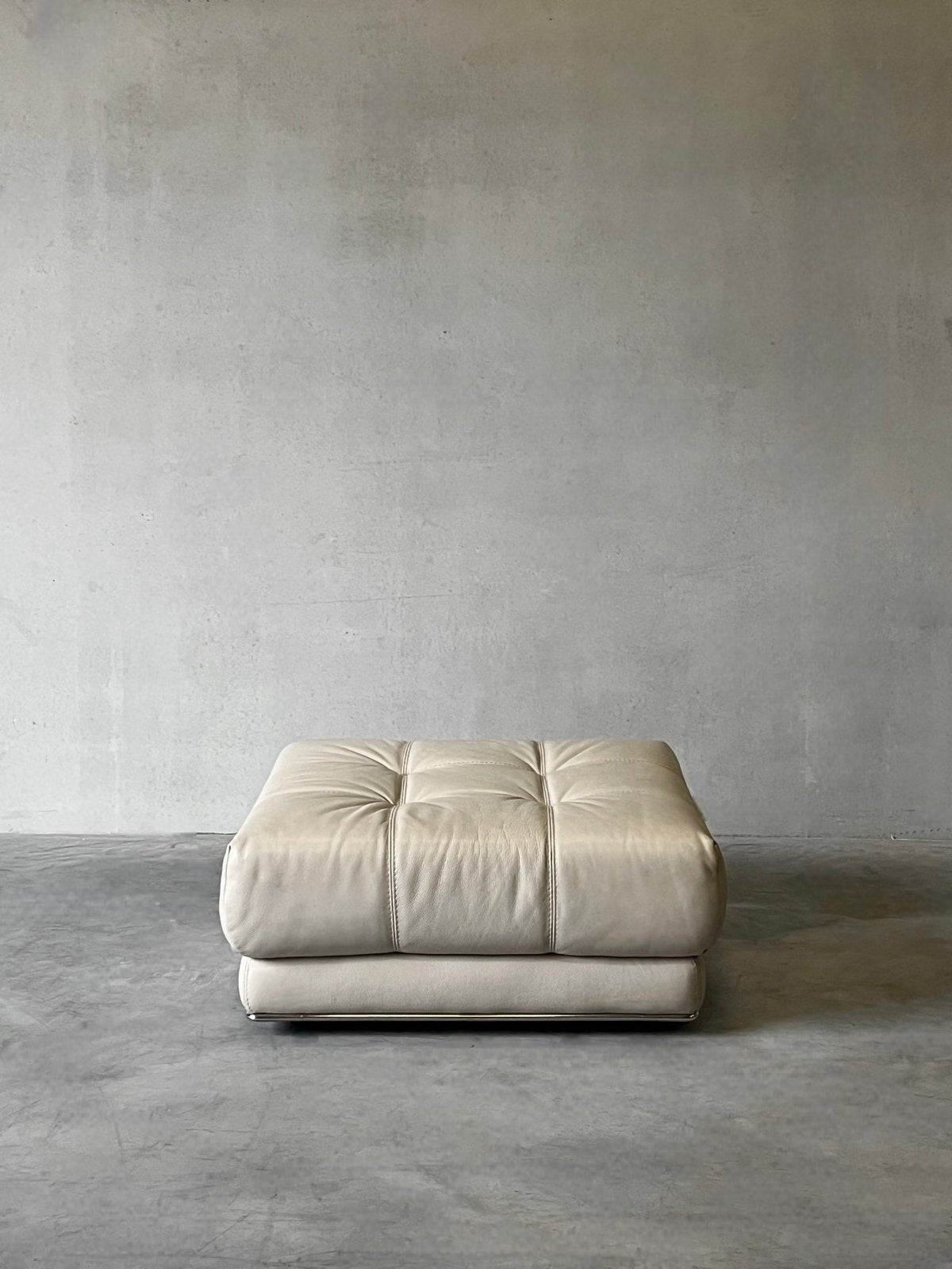 Vintage lederen ottoman / poef met chroom, Ophalen, Rond, Zo goed als nieuw, Minder dan 50 cm