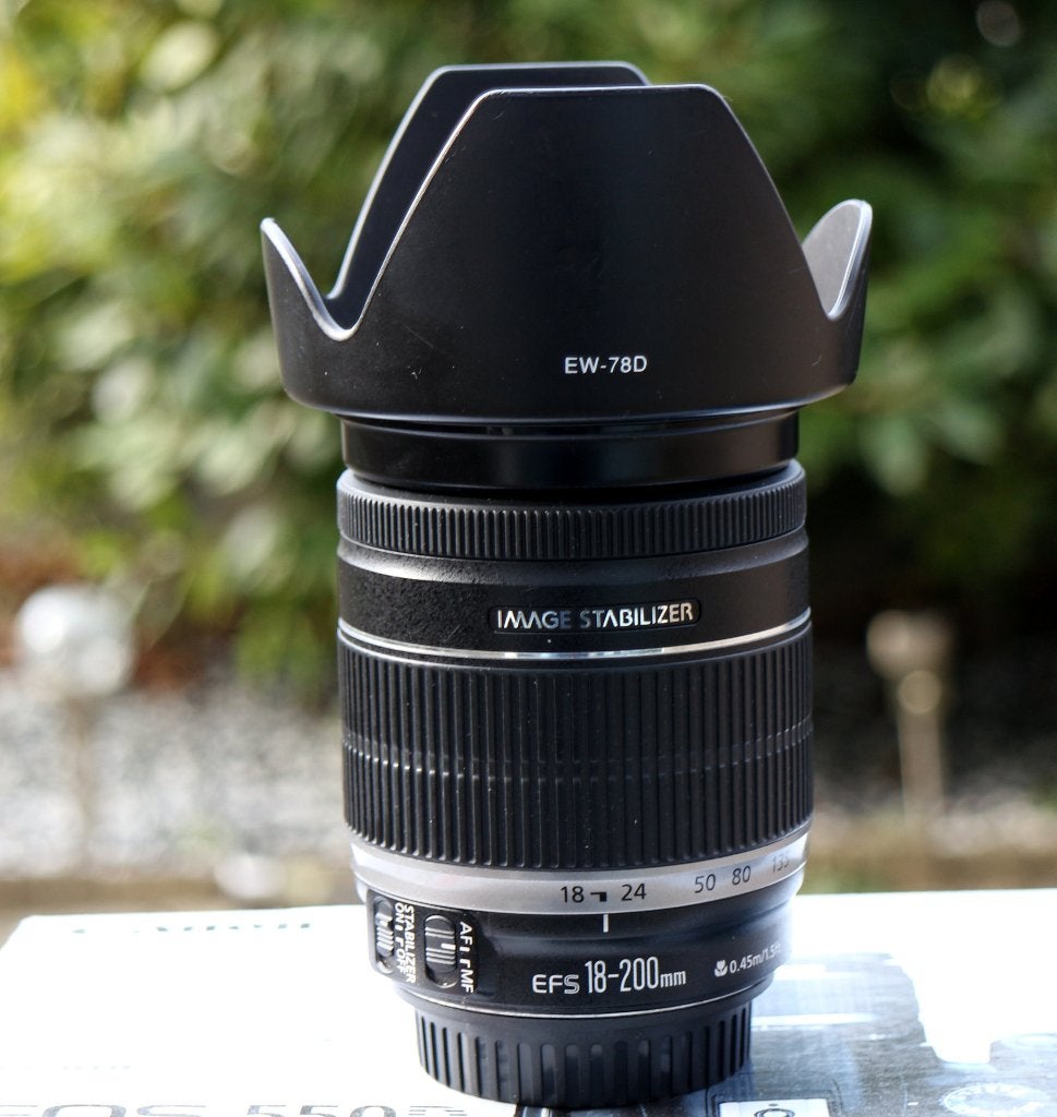 Canon EF-S 18-200mm/F3.5-5.6 IS + polarisatiefilter+zonnekap, Ophalen, Zo goed als nieuw, Standaardlens, Zoom