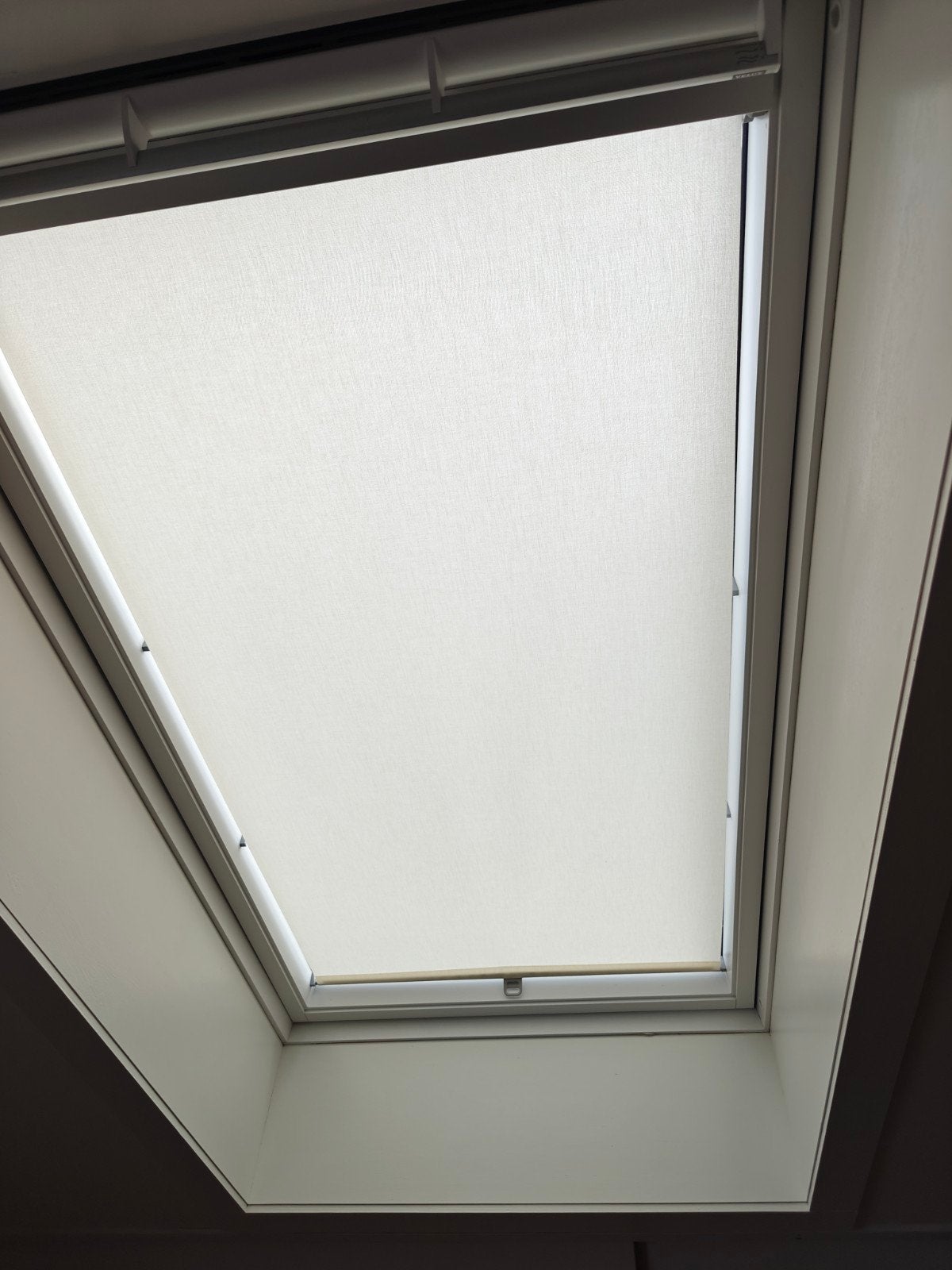 Velux (GGL PK10) beige lichtdoorlatend rolgordijn met 4 haak, Ophalen, Gebruikt, Wit, Rolgordijn