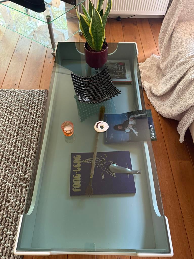 Vintage tafel met lichtgroen rookglas plaat., Huis en Inrichting, Tafels | Salontafels, 100 tot 150 cm, Minder dan 50 cm, Rechthoekig