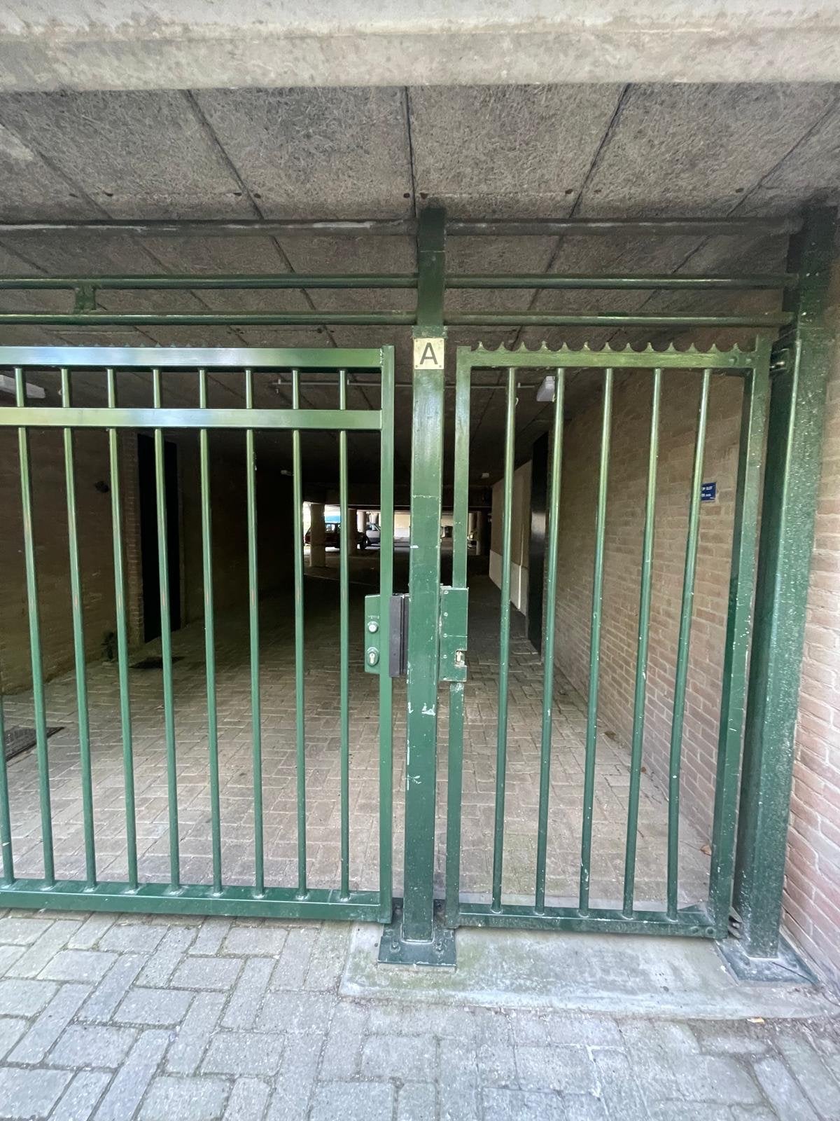 Te huur parkeer plek in Utrecht, Lunetten, Huizen en Kamers, Utrecht