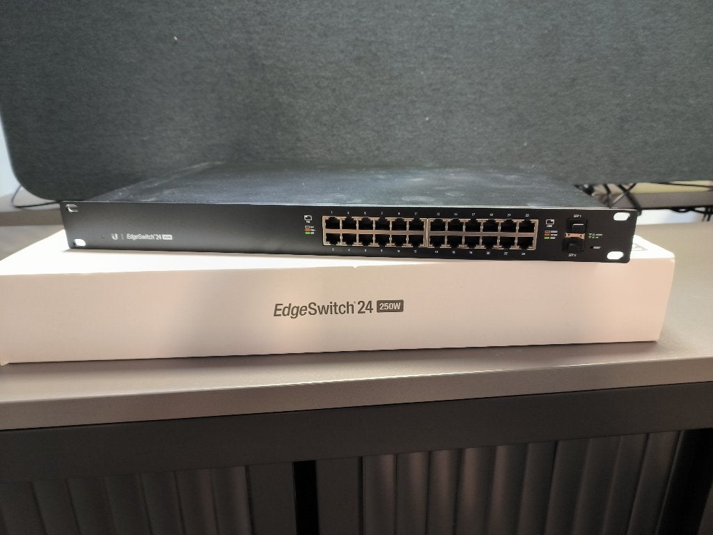 Ubiquiti EdgeSwitch 24 (250W model), Computers en Software, Ophalen of Verzenden, Zo goed als nieuw