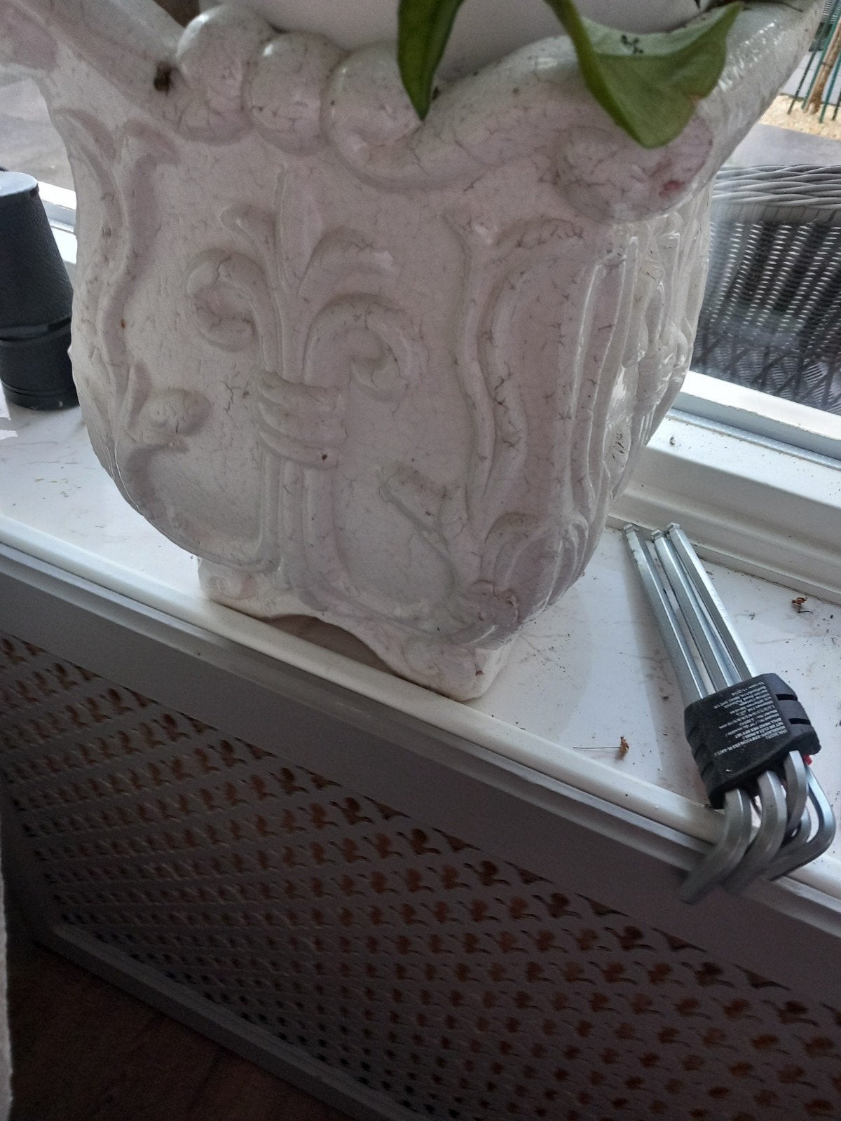 2witte Griekse bloempotten met lelieversiering, Ophalen, Steen, Rond, Minder dan 40 cm
