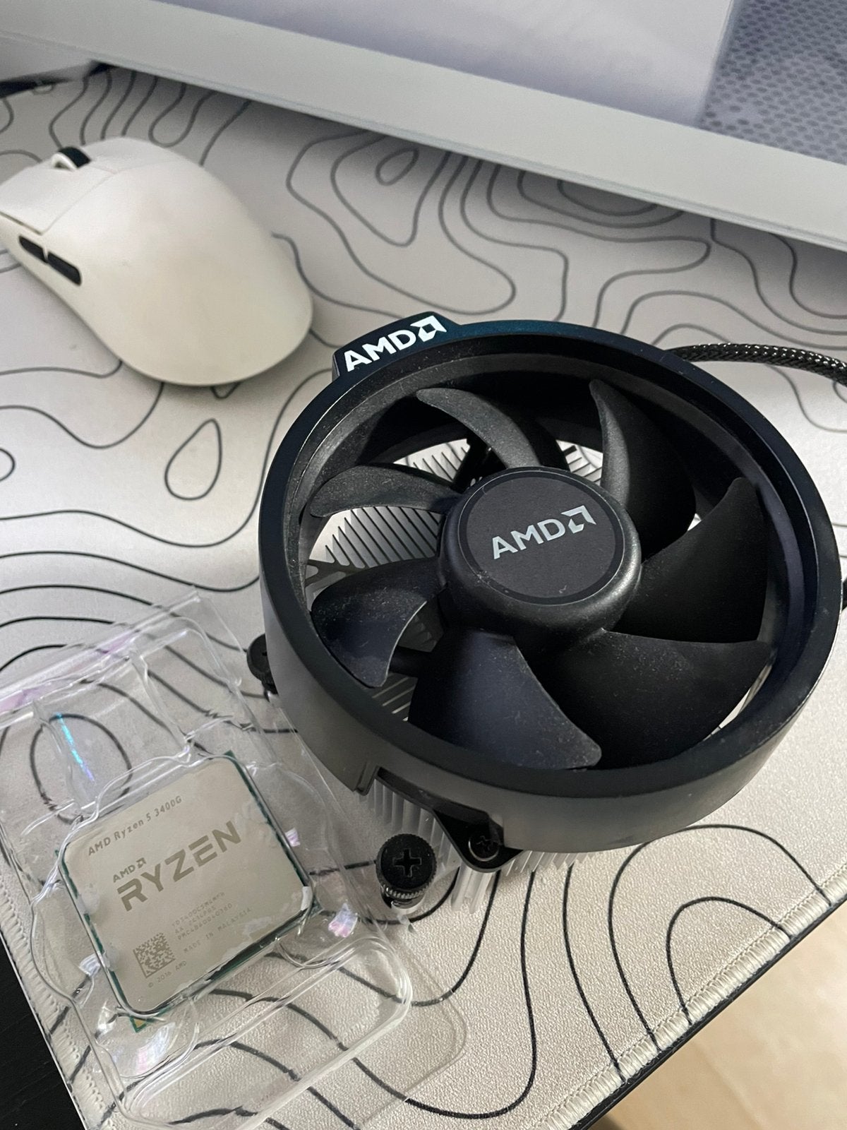 Amd ryzen 5 3400G met amd stock cooler, Computers en Software, Processors, Zo goed als nieuw, 4-core, 3 tot 4 Ghz, Ophalen of Verzenden