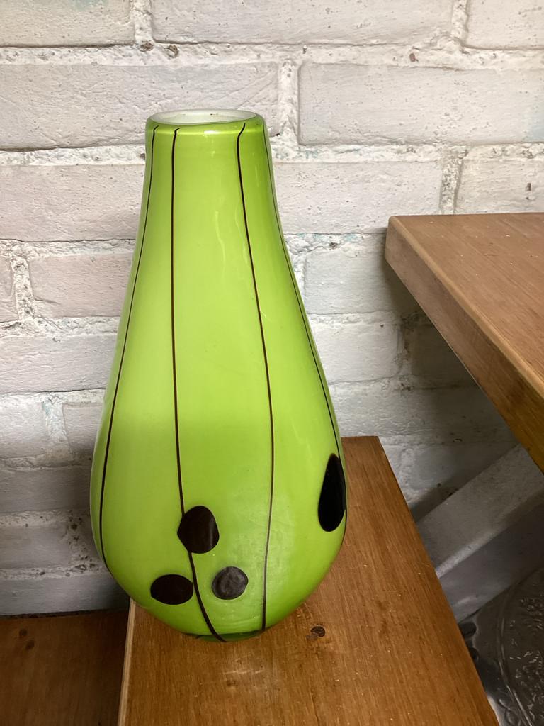 Groene glazen vaas met zwarte strepen en stippen, Ophalen