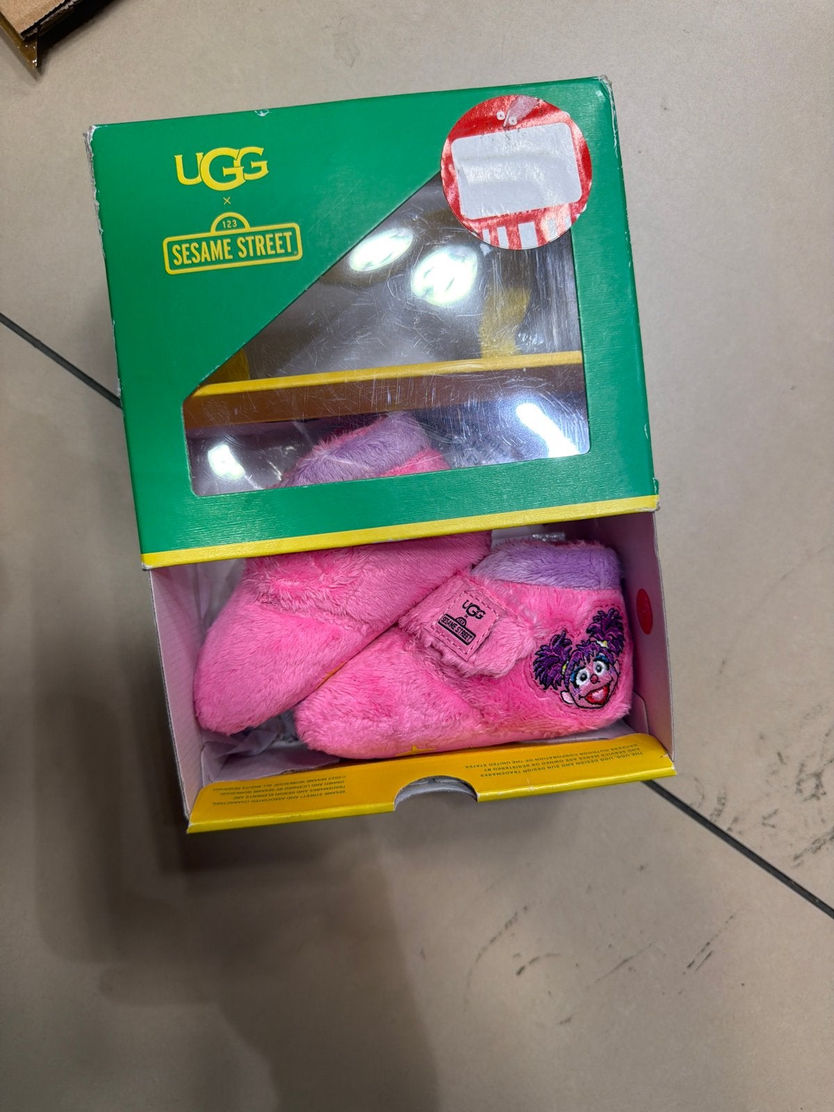 UGG x Sesame Street Abby Bixbee slofjes roze maat 02/03, Kinderen en Baby's, Ophalen of Verzenden, Nieuw, Meisje, Slofjes
