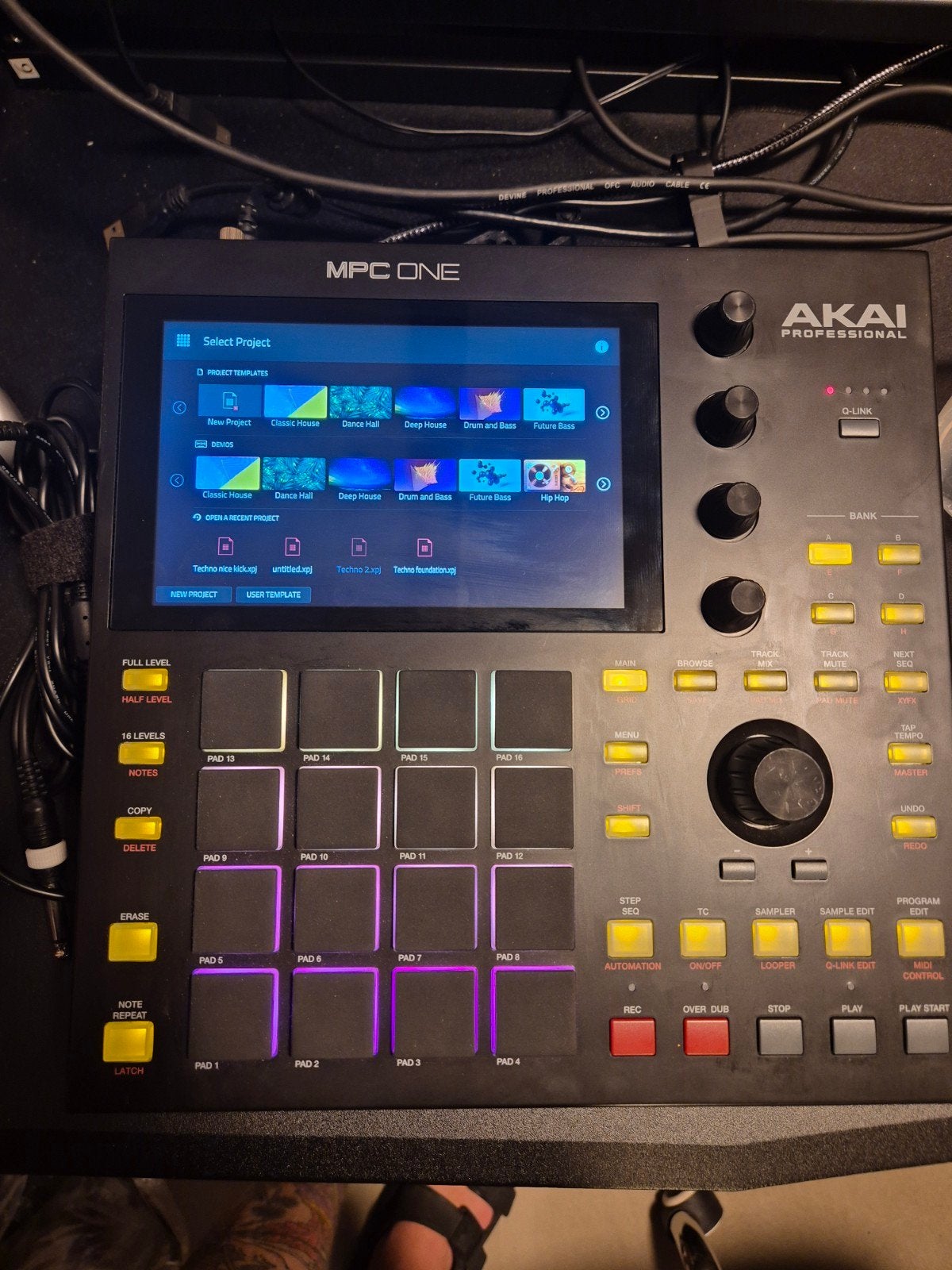 Akai MPC One (Z.G.A.N.) + Doos + Battery pack, Ophalen of Verzenden, Zo goed als nieuw, Overige aantallen, Overige merken