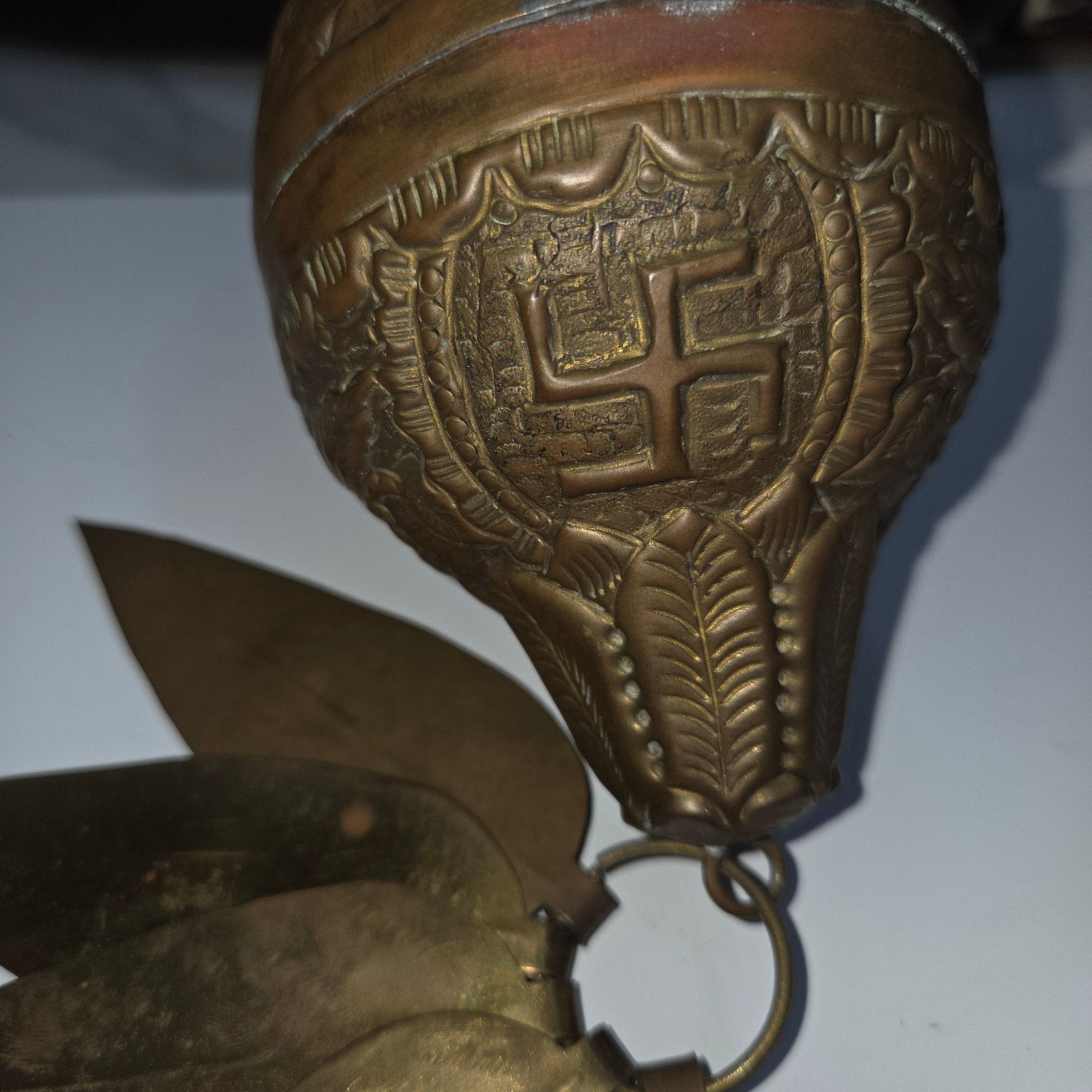 Antieke messing decoratie met swastika-symbool, Ophalen of Verzenden