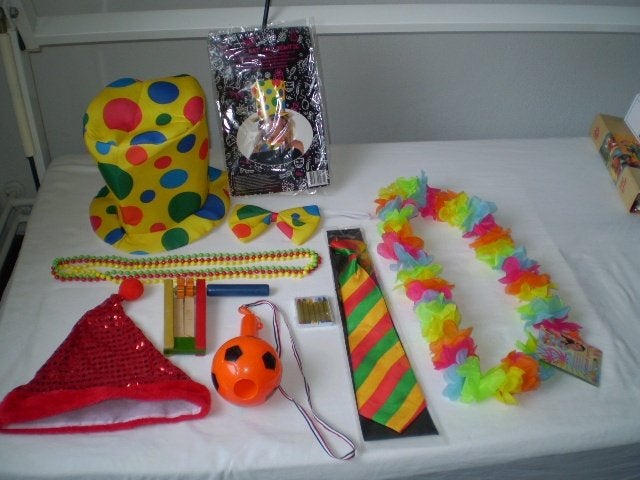 Carnavals-set o.a. Stropdas 1x gebruikt, hoed met strik 1x g, Maat 38/40 (M), Carnaval, Ophalen of Verzenden, Zo goed als nieuw