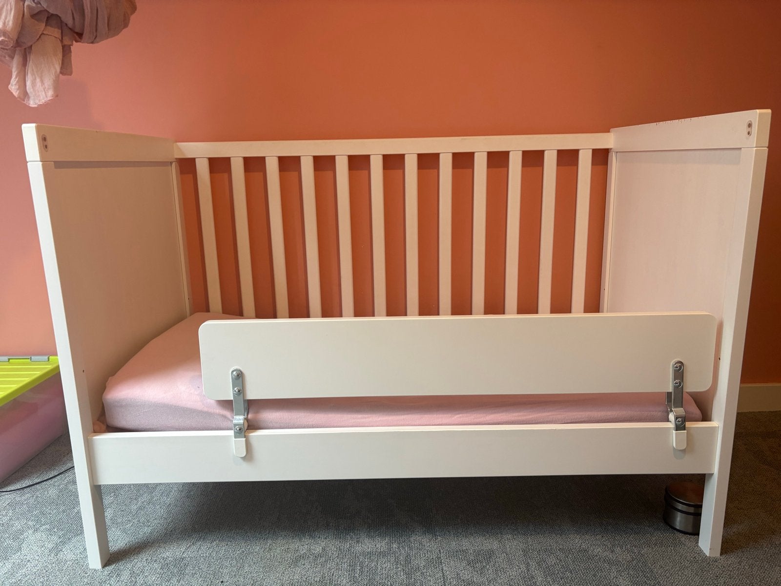 IKEA SUNDVIK Ledikant Wit 60x120 cm met matrasje, Kinderen en Baby's, Babywiegjes en Ledikanten, Ophalen, Gebruikt, Ledikant
