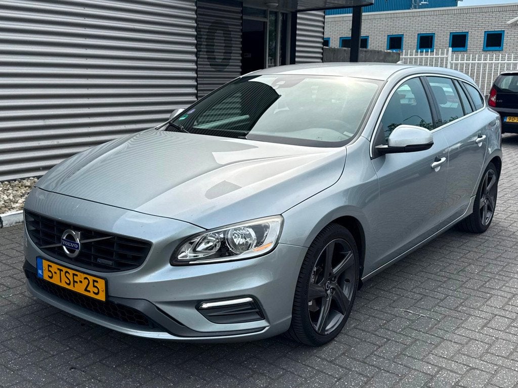 Volvo V60 1.6 T3 R-Design, Auto's, Volvo, Gebruikt, 4 cilinders, 150 pk, 1600 kg