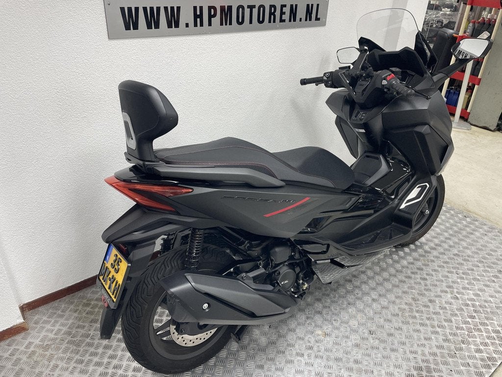 Honda FORZA 350 SE ABS TC ESP + NSS 350 A FABRIEKGARANTI, Rivium Boulevard 222-11
2909 LK  Capelle aan den Ijssel, NL, Bedrijf