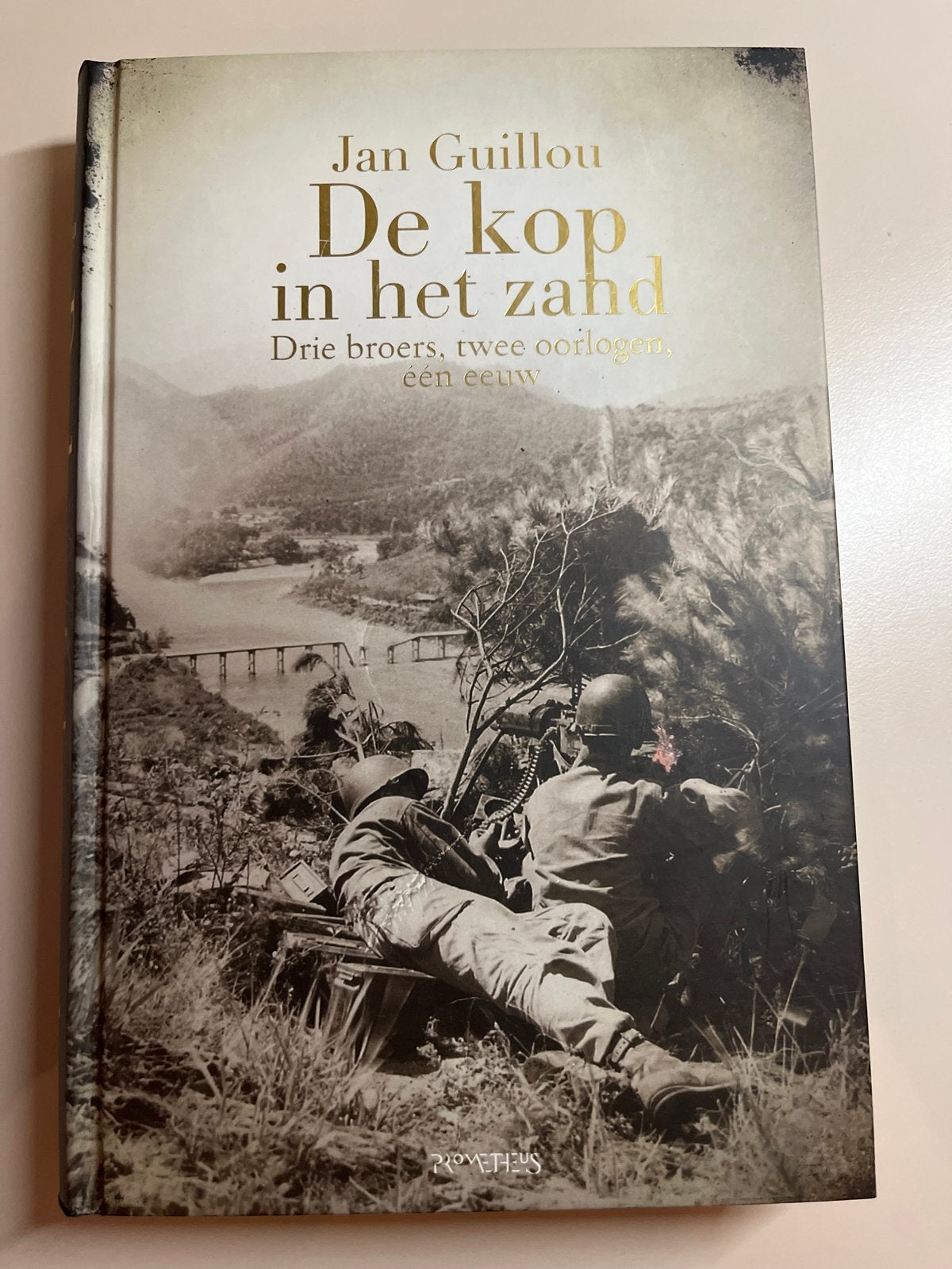 Jan Guillou - De kop in het zand (Hardcover), Boeken, Ophalen of Verzenden, 20e eeuw of later, Zo goed als nieuw