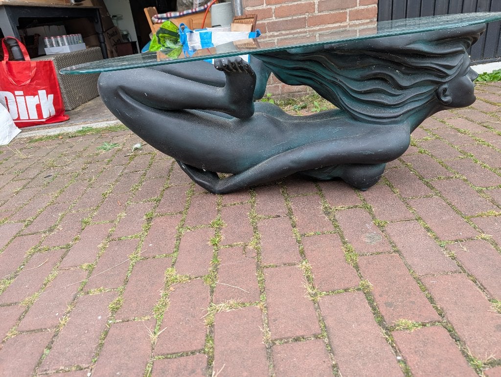 Salontafel naakte vrouw met glazen blad, Huis en Inrichting, Ophalen, Moderne art, Gebruikt, 100 tot 150 cm
