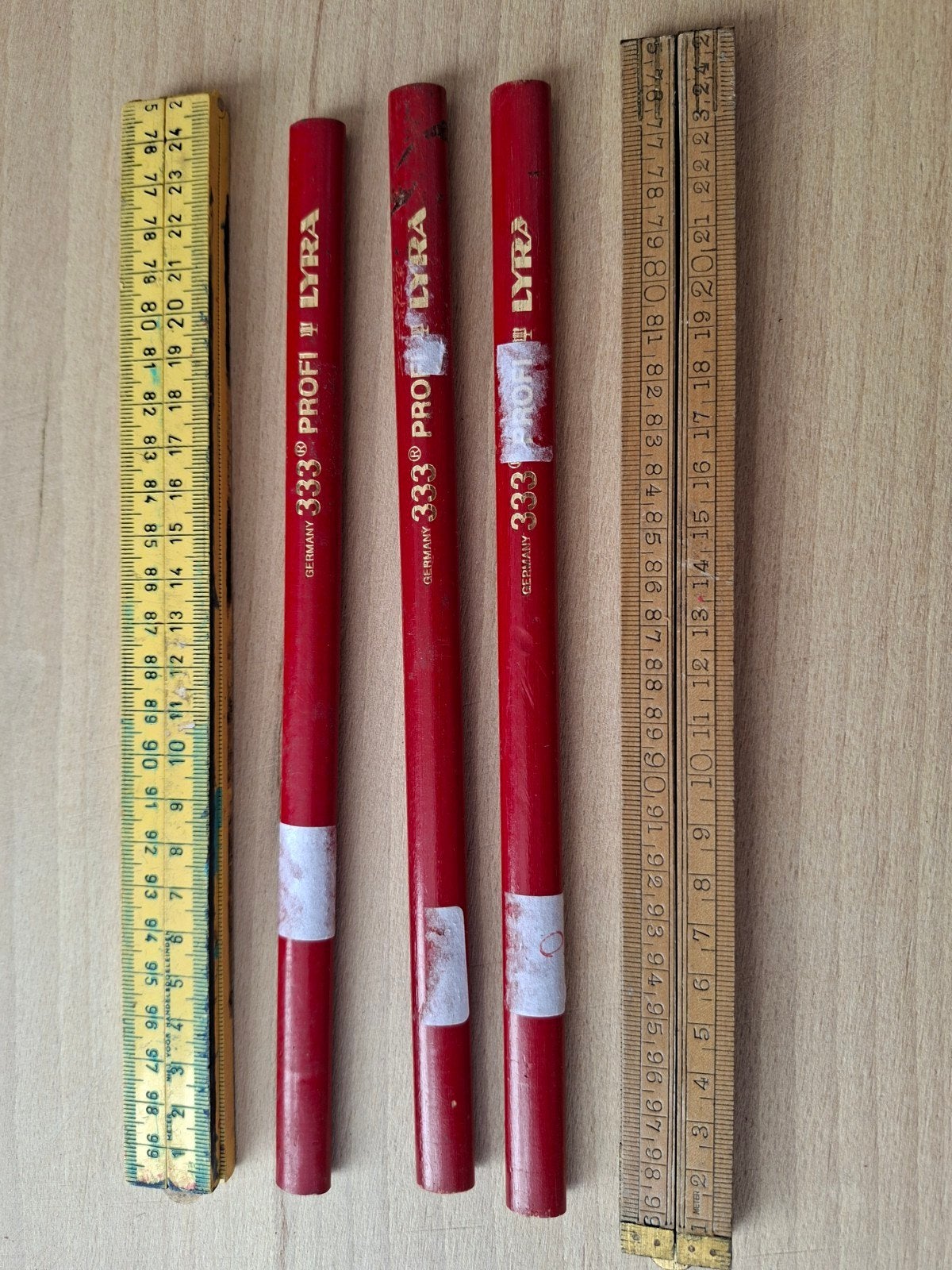 2 duimstokken met 3 potloden, Ophalen