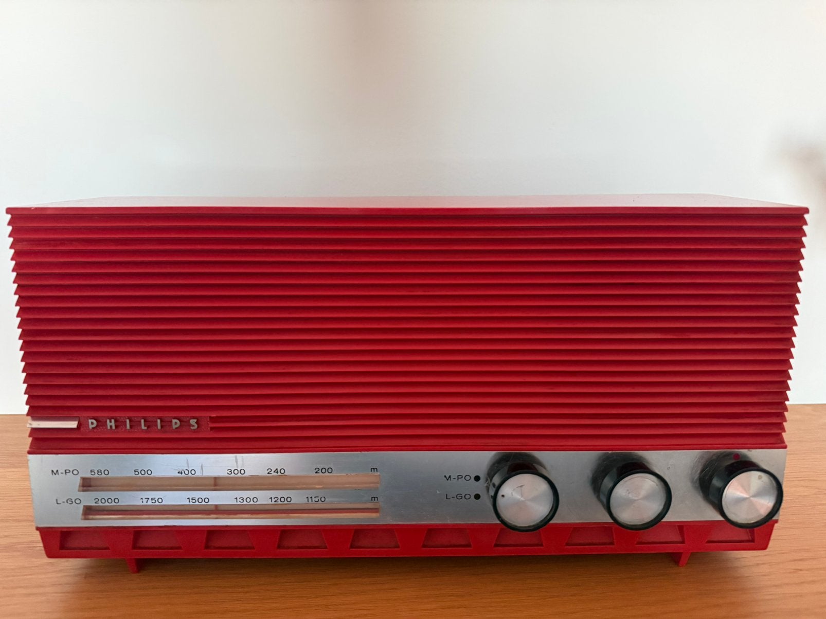 RODE PHILIPS RADIO MET M-PO -MIDDENGOLF/L-PO LANGEGOLF IPRST, Ophalen of Verzenden, Zo goed als nieuw
