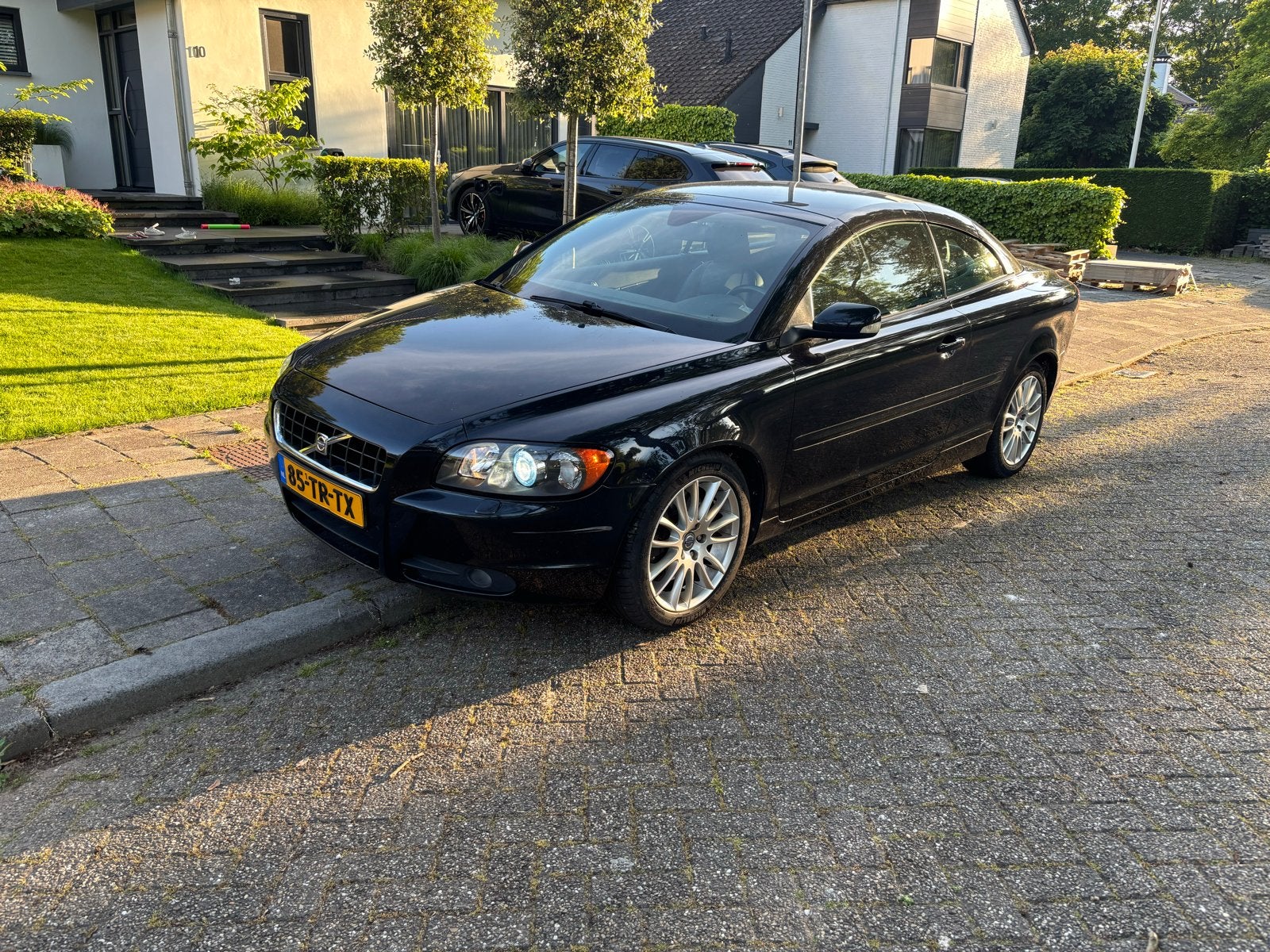 Volvo C70 2.5 T5 2007 Zwart nieuwe koppeling en apk, Auto's, Volvo, Voorwielaandrijving, C70, Zwart, Automatische klimaatregeling