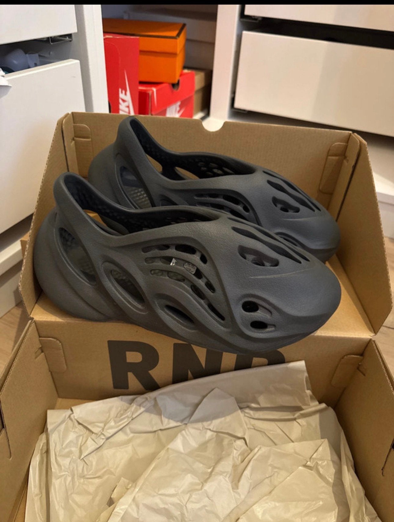 Yeezy foam zwart maat 40,5, Kleding | Heren, Schoenen, Ophalen of Verzenden, Zo goed als nieuw, Zwart