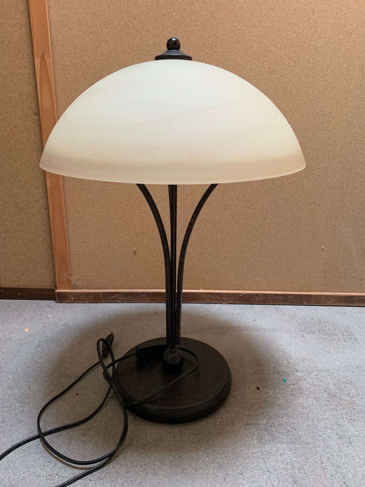 Tafellamp met dikke glazen kap en zwaar metalen voet, Ophalen, Gebruikt, Glas, 50 tot 75 cm