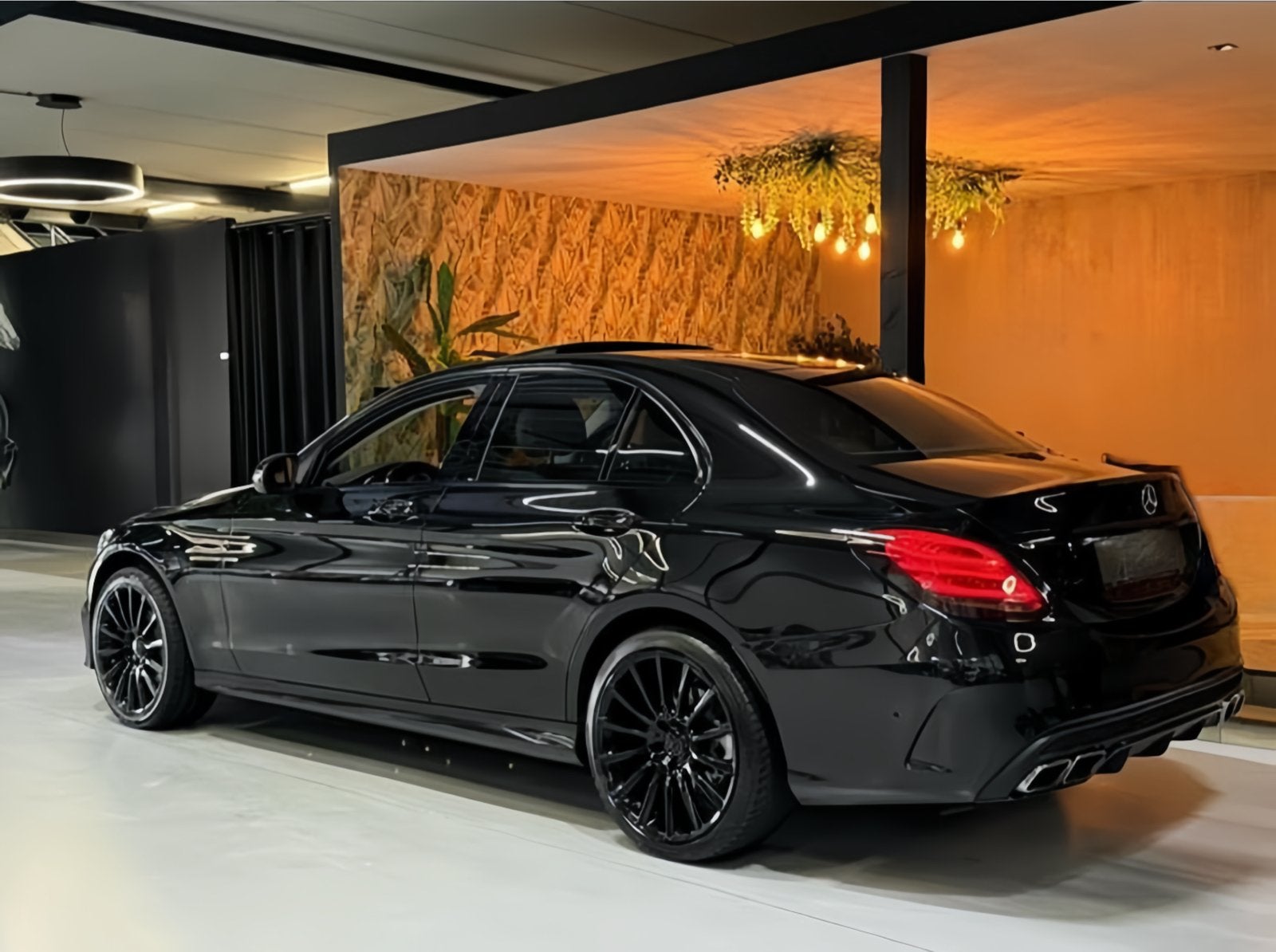 Mercedes C180 AMG Line | 2015 | 133.000 km | APK, Achterwielaandrijving, Zwart, Handgeschakeld, Particulier