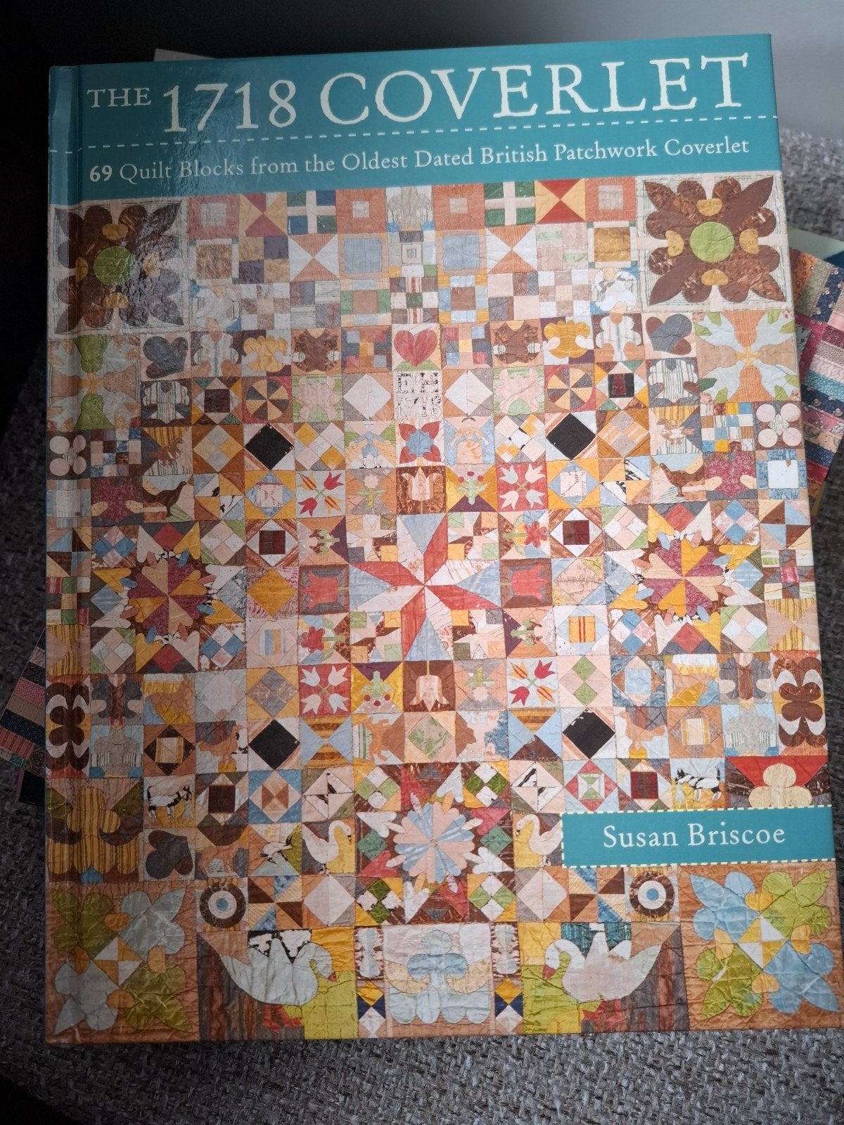 The 1718 Coverlet: 69 Quilt Blocks - Susan Briscoe, Ophalen of Verzenden, Zo goed als nieuw, Borduren en Naaien, Susan Briscoe