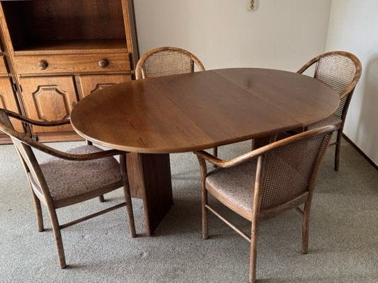 Nette eettafel uitschuifbaar (bruin), Ophalen, Zo goed als nieuw, 4 tot 6 stoelen