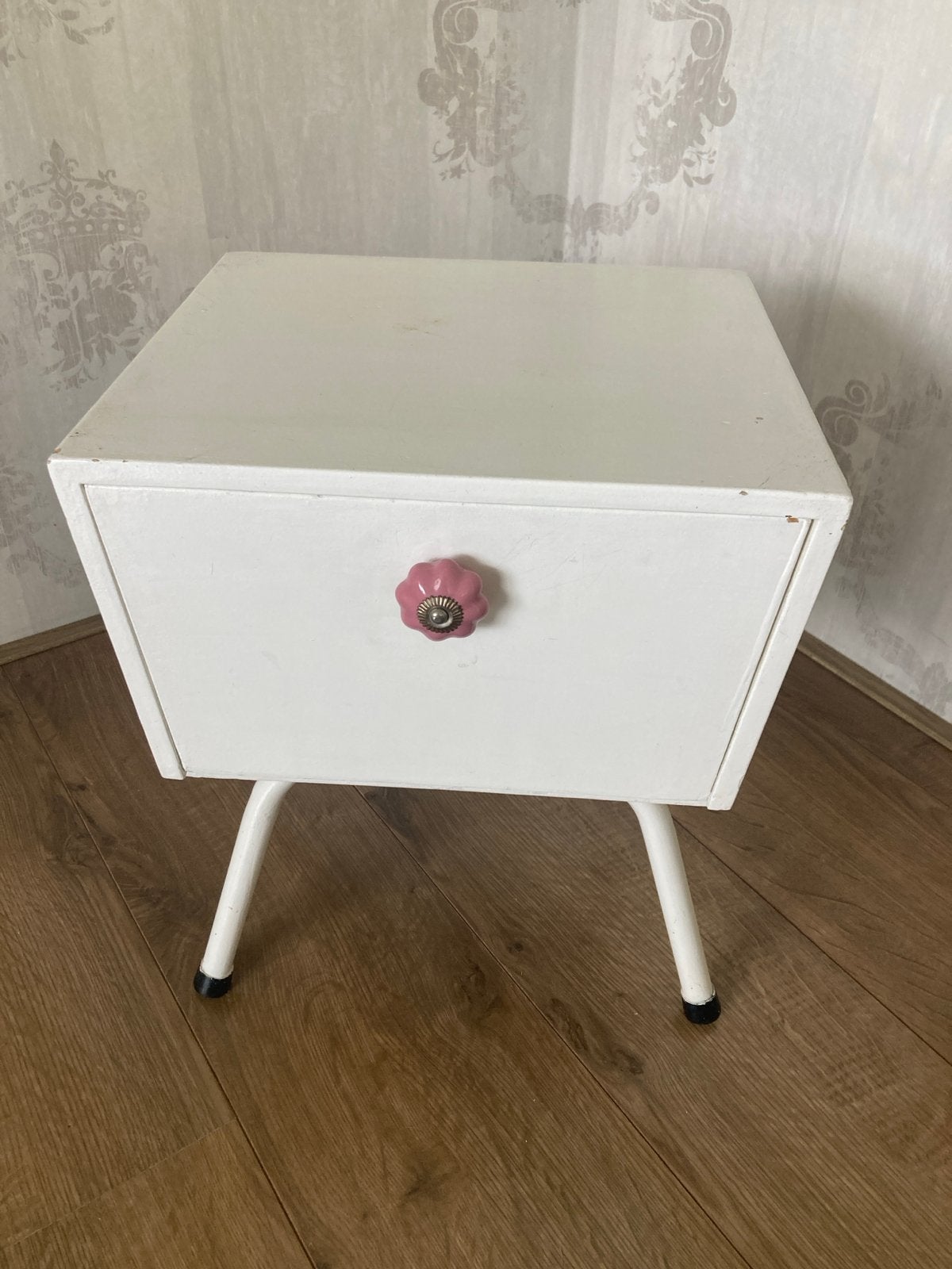Brocante Nachtkastje - Wit met Roze Knop, Huis en Inrichting, Slaapkamer | Nachtkastjes, Gebruikt, Minder dan 45 cm, Hout, 55 tot 70 cm