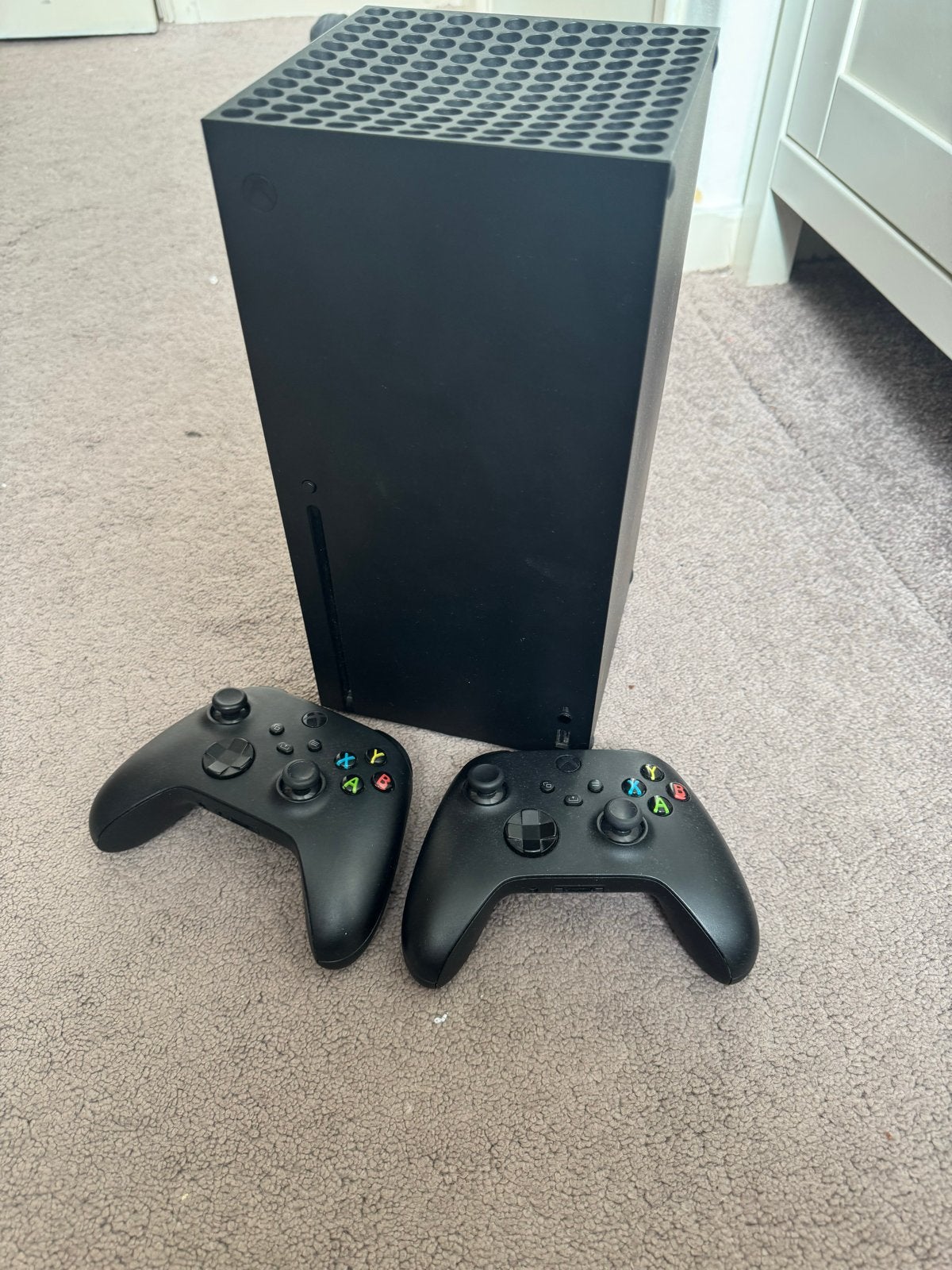 Foto 2 van Xbox Series X met twee controllers met originele doos!