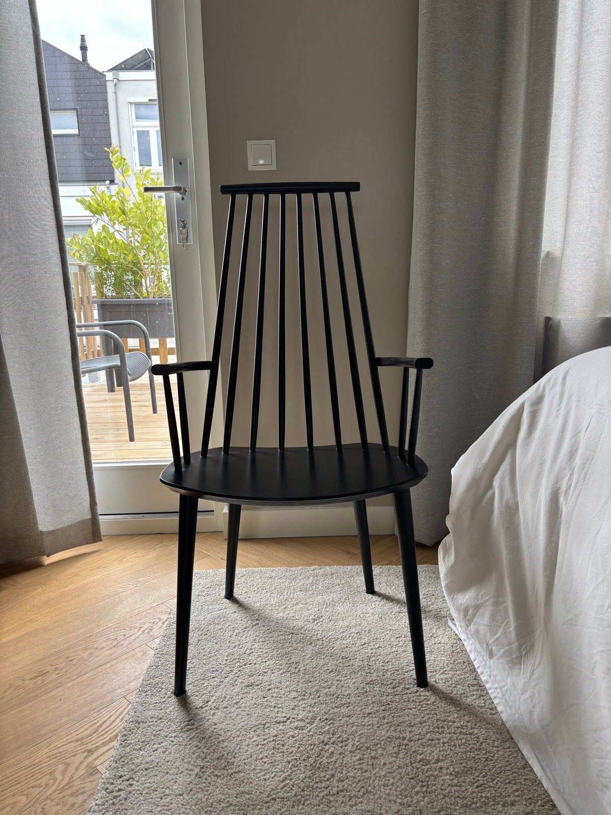 HAY J110 Zwarte houten stoel met spijlen en armleuningen, Ophalen, Gebruikt, Zwart, Eén