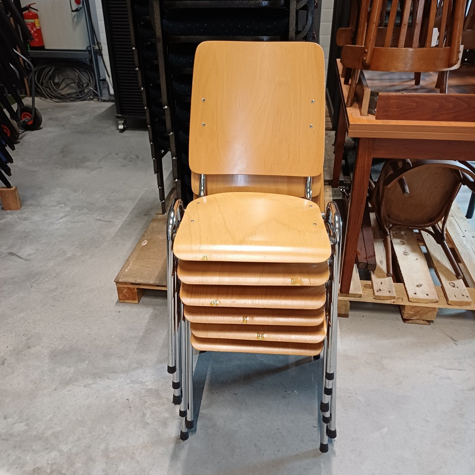 6x stapelstoelen kantine stapelbare stoelen zie omschrijving, Ophalen, Gebruikt, Bruin, Vijf, Zes of meer stoelen