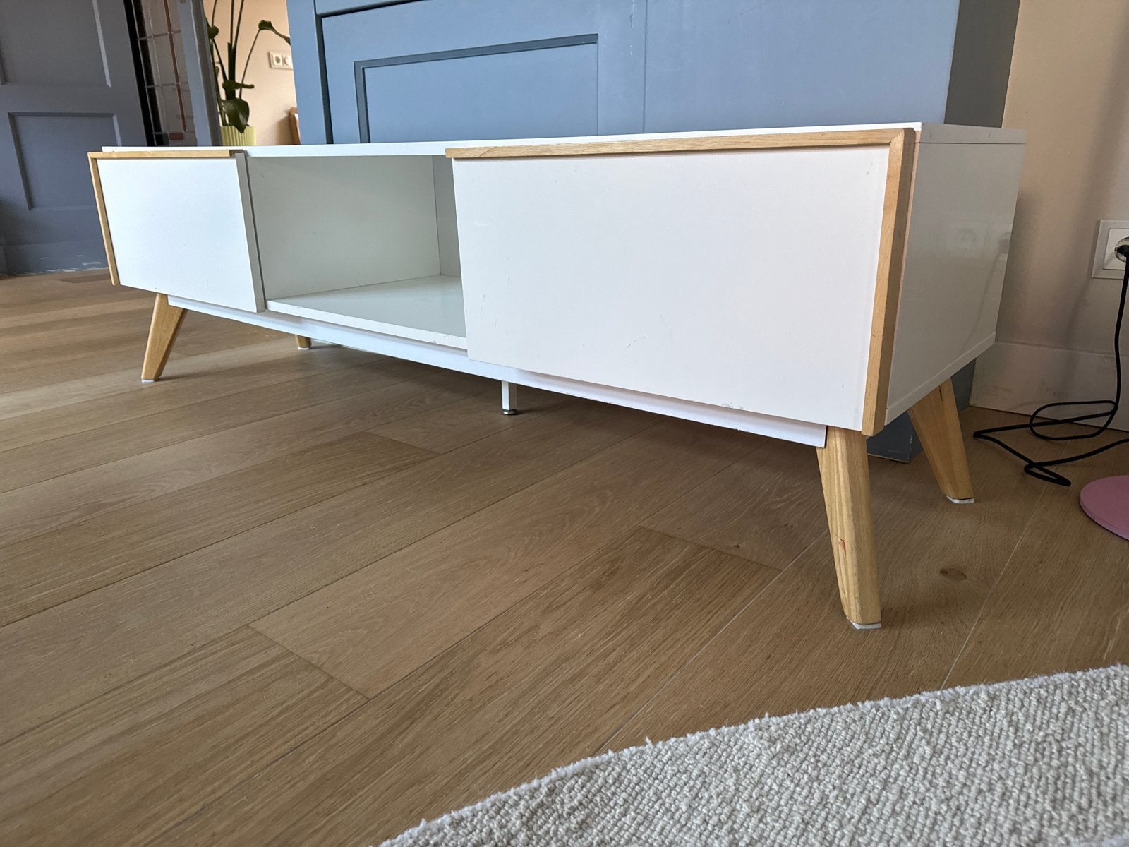 Witte TV-meubel met houten accenten en schuifdeuren, Gebruikt, 100 tot 150 cm, Ophalen of Verzenden, Minder dan 100 cm