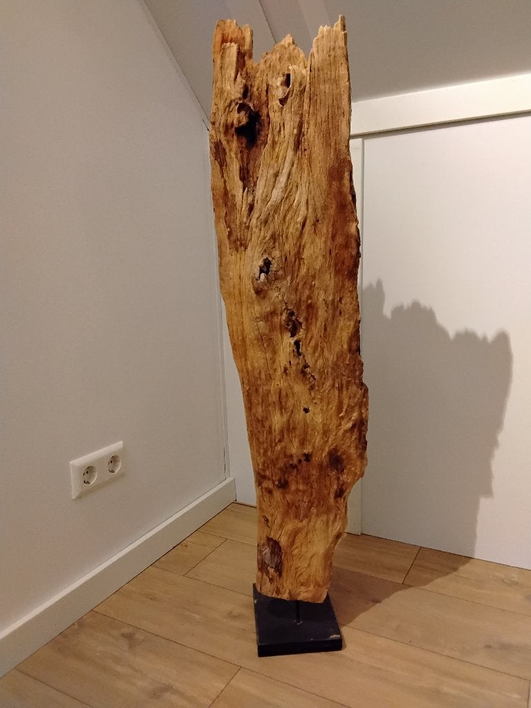 Teak ornament op zwarte voet, hoogte 113 cm, Huis en Inrichting, Woonaccessoires | Overige, Ophalen, Zo goed als nieuw, Natuurlijk materiaal