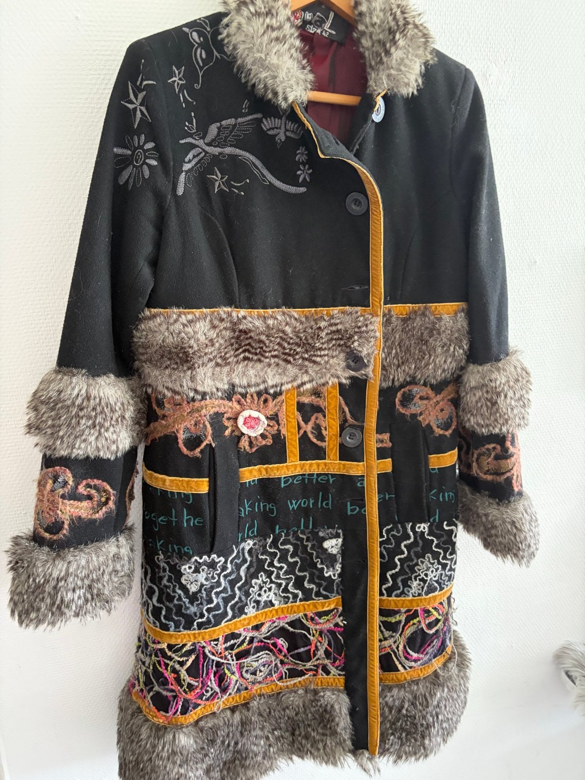 Desigual winterjas met bont en borduursels maat s, Ophalen of Verzenden, Zo goed als nieuw, Maat 42/44 (L), Zwart