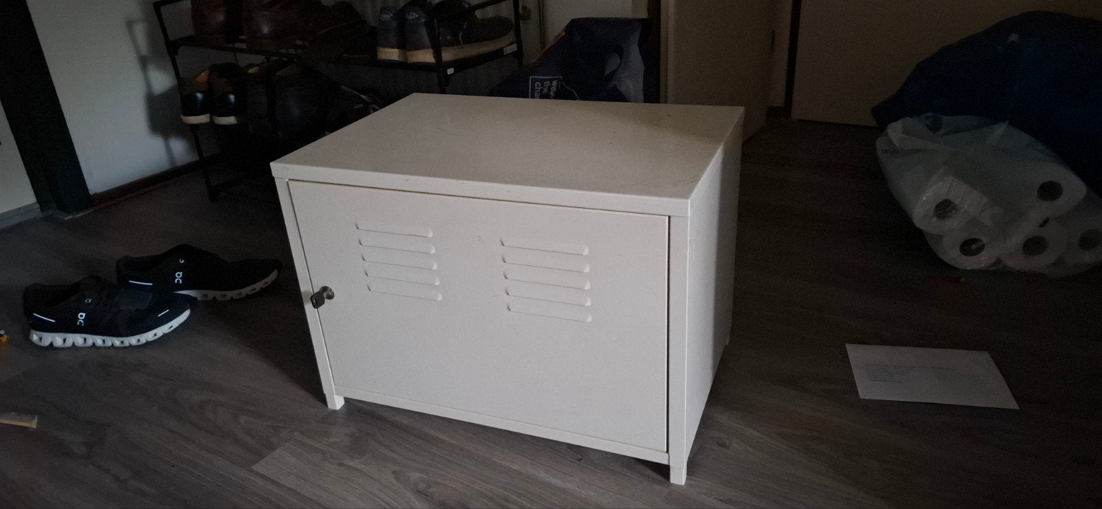 Wit metalen kastje met slot, Huis en Inrichting, Kasten | Lockerkasten, Ophalen, Gebruikt, Industrieel