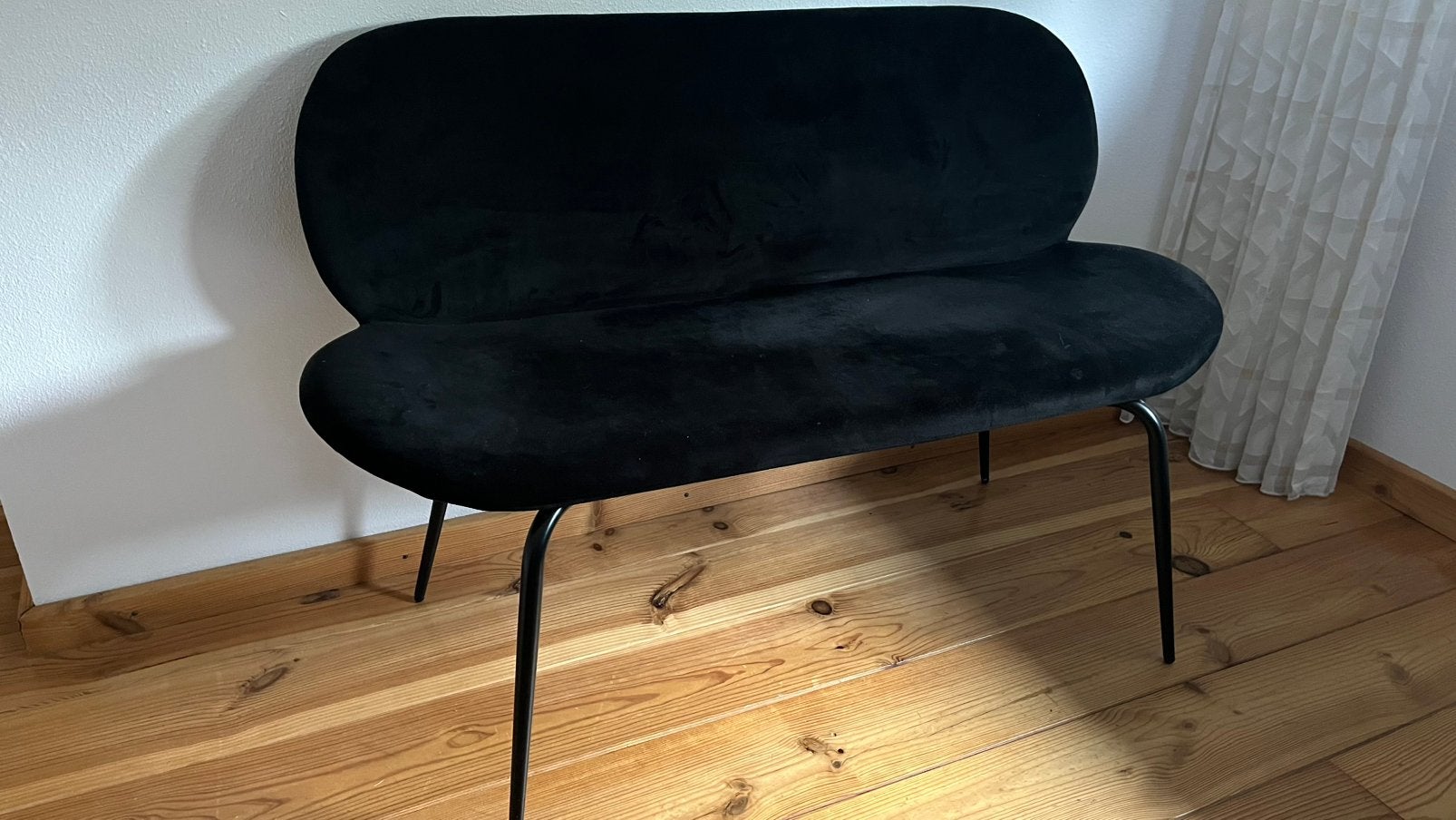 Mooi zwart bankje 130cm, Huis en Inrichting, Ophalen, Tweepersoons, Zo goed als nieuw, Minder dan 150 cm