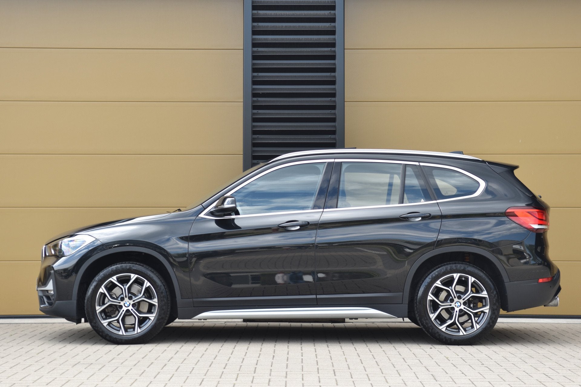 BMW X1 sDrive20i VDL Nedcar Edition * Achteruitrijcamera * p, Met garantie (alle), Zwart, Bedrijf, SUV of Terreinwagen