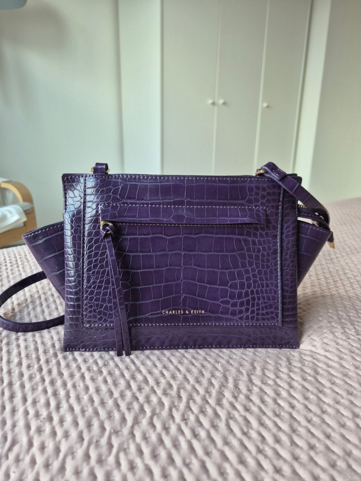Charles & Keith Schoudertas - Donkerpaars Krokodillenprint, Sieraden, Tassen en Uiterlijk, Ophalen of Verzenden, Zo goed als nieuw